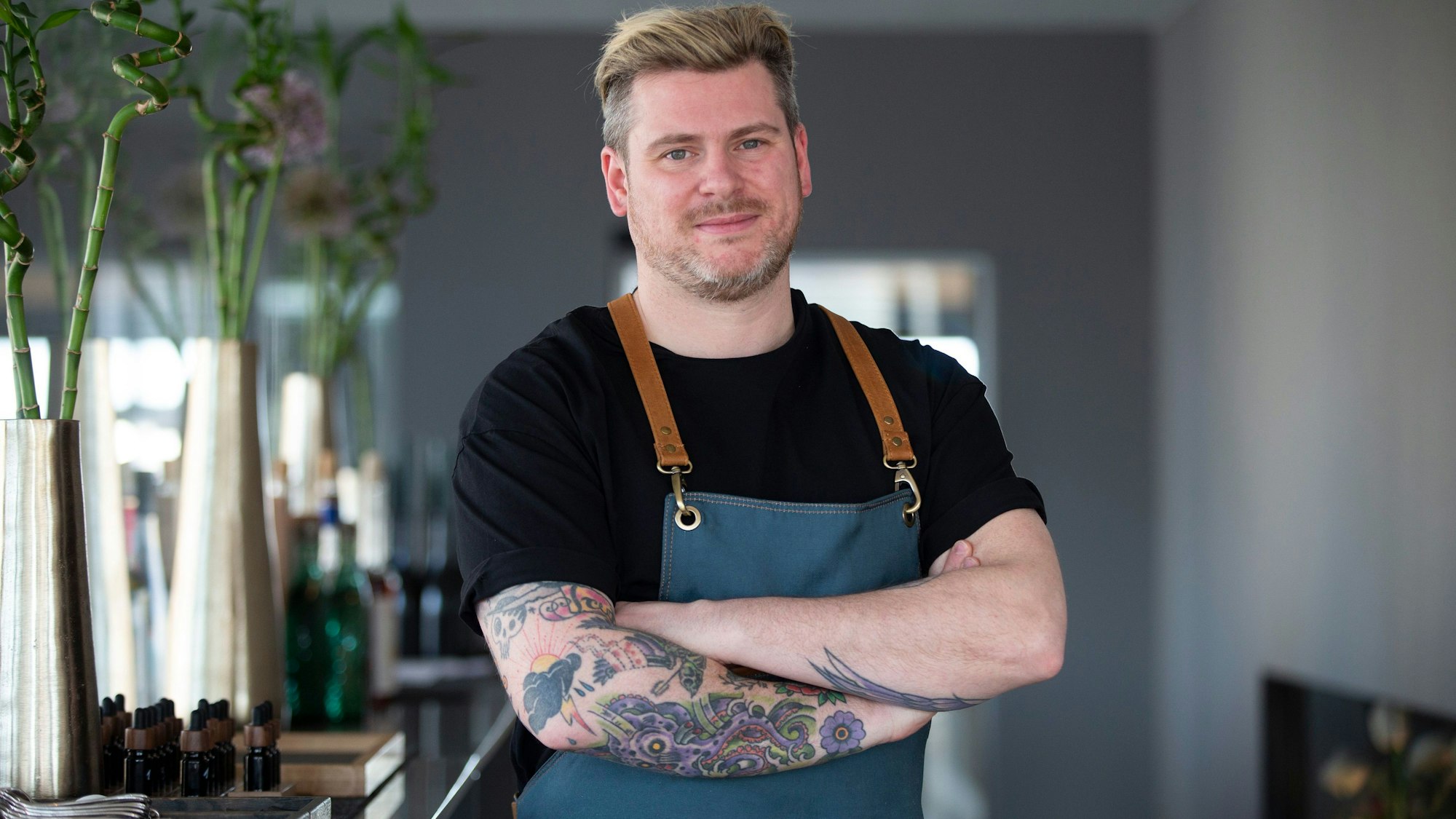 Zwei-Sterne-Koch Daniel Gottschlich steht in seinem Restaurant Ox & Klee im Kölner Rheinauhafen.