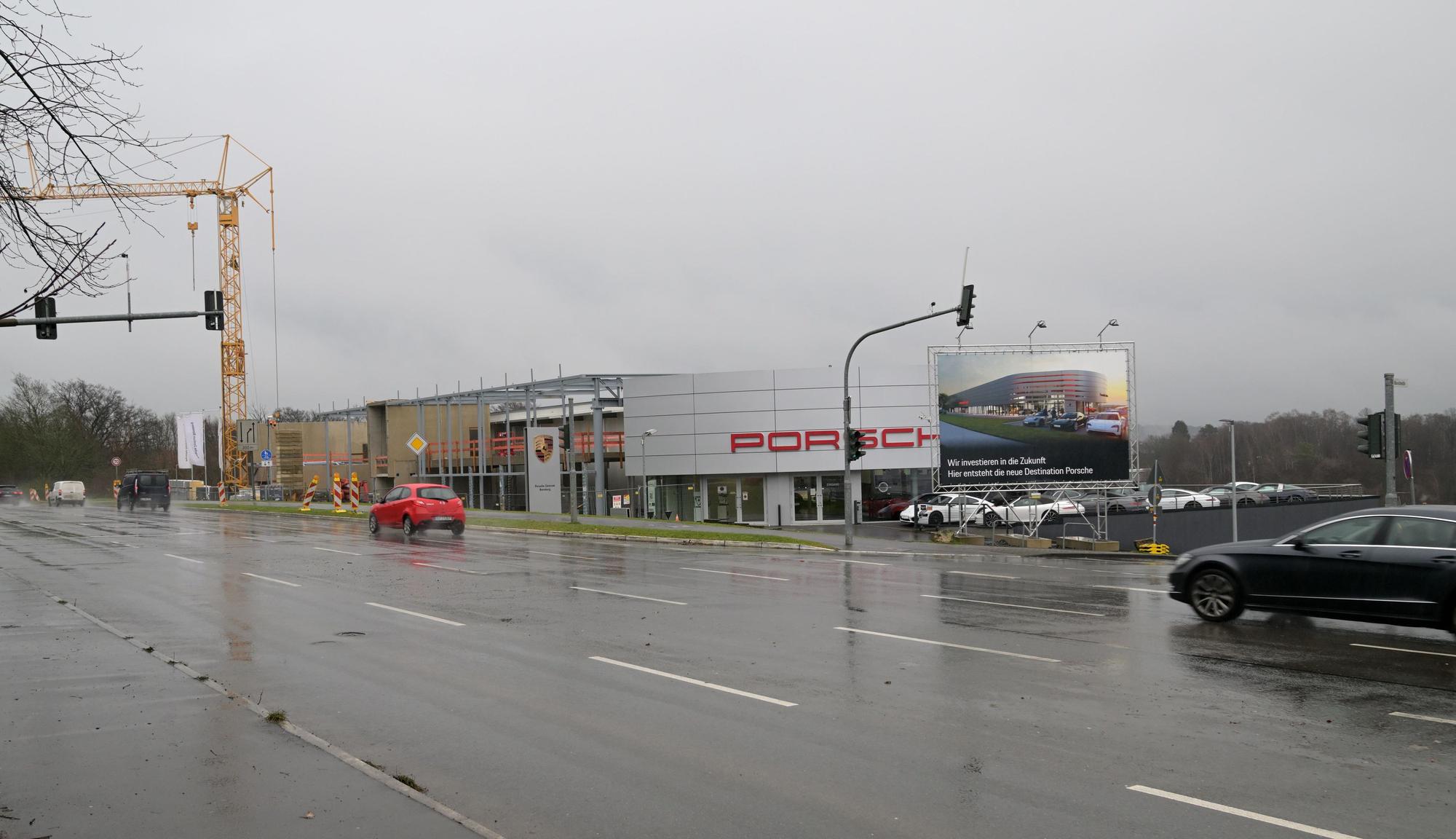 Das Porsche-Zentrum in Meisheide ist bereits eine Baustelle. Auf Plakaten wird der Ausbau angekündigt.
