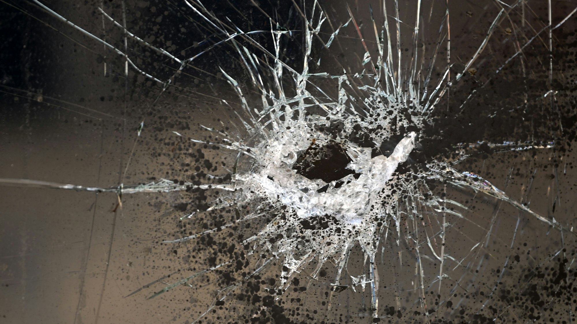 Nahaufnahme einer zerstörten Scheibe.