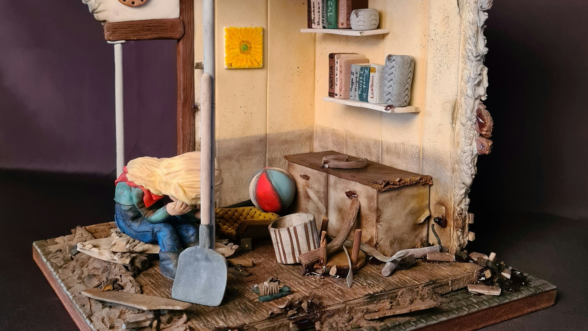 Das Fluthaus von Doreen Zilske. Das essbare Kunstwerk zeigt eine trauernde Frau, die in einem zerstörten Raum sitzt.