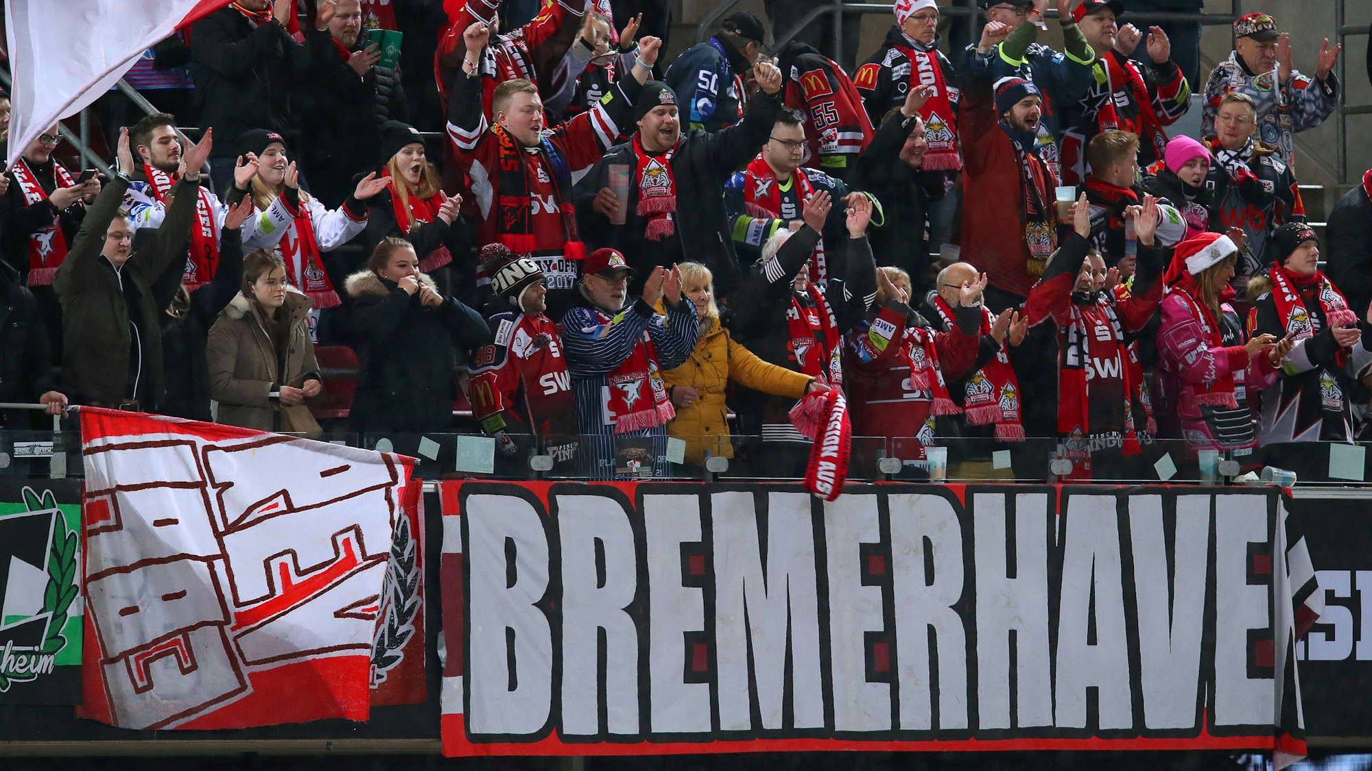 Köln, 22.12.2022, Eishockey, Penny DEL, 34. Spieltag, Cologne Stadium Series, RheinEnergieSTADION, Kölner Haie - Fischtown Pinguins Bremerhaven: Über 1000 Zuschauer im Gästeblock. Die Fans der Fischtown Pinguins Bremerhaven feiern den 2:1 Sie gegen Köln auf der Tribüne. Nordrhein-Westfalen Deutschland