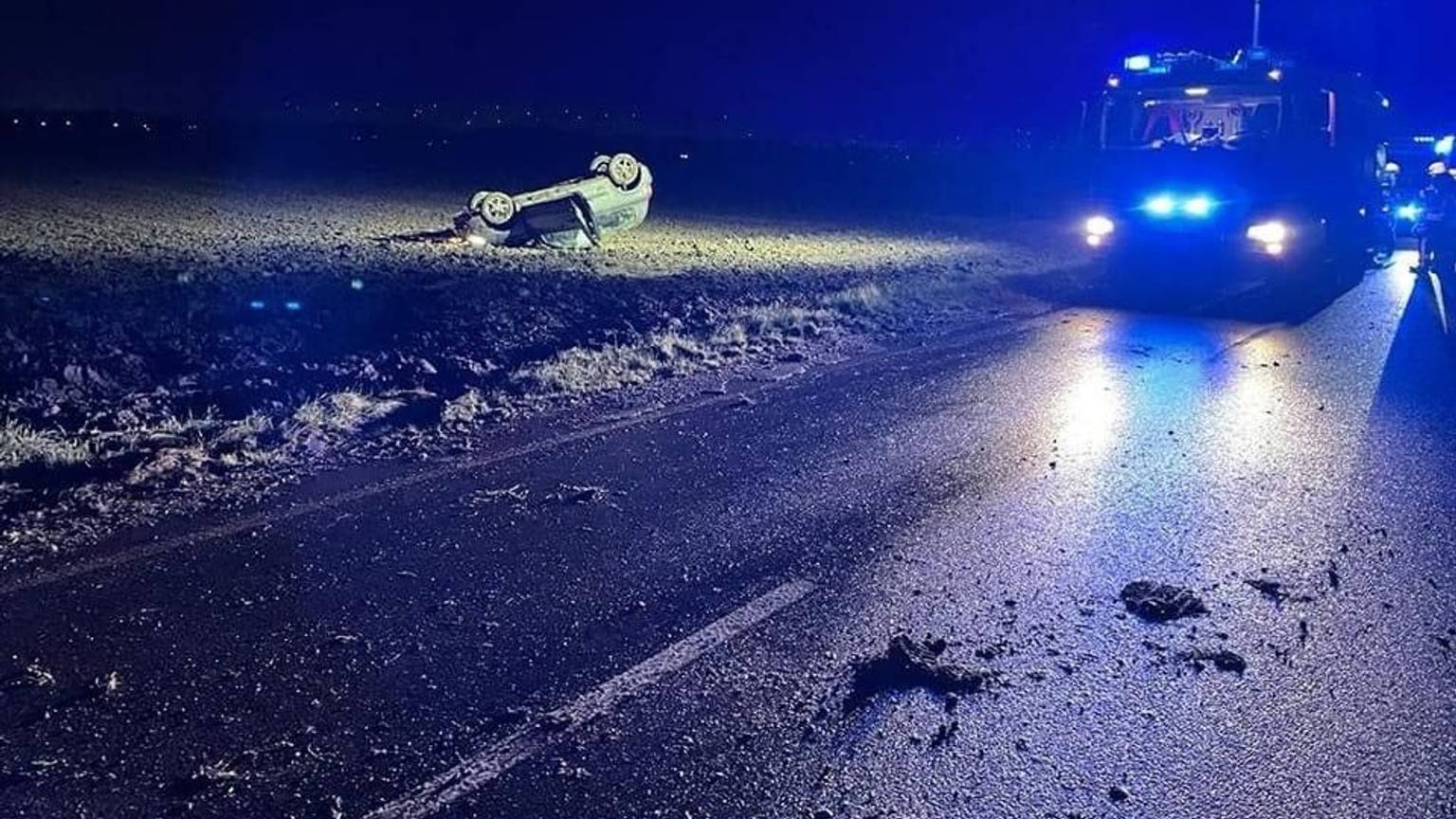 Das Fahrzeug, mit dem der Fahrer verunglückte, kam auf dem Dach zum Stillstand.