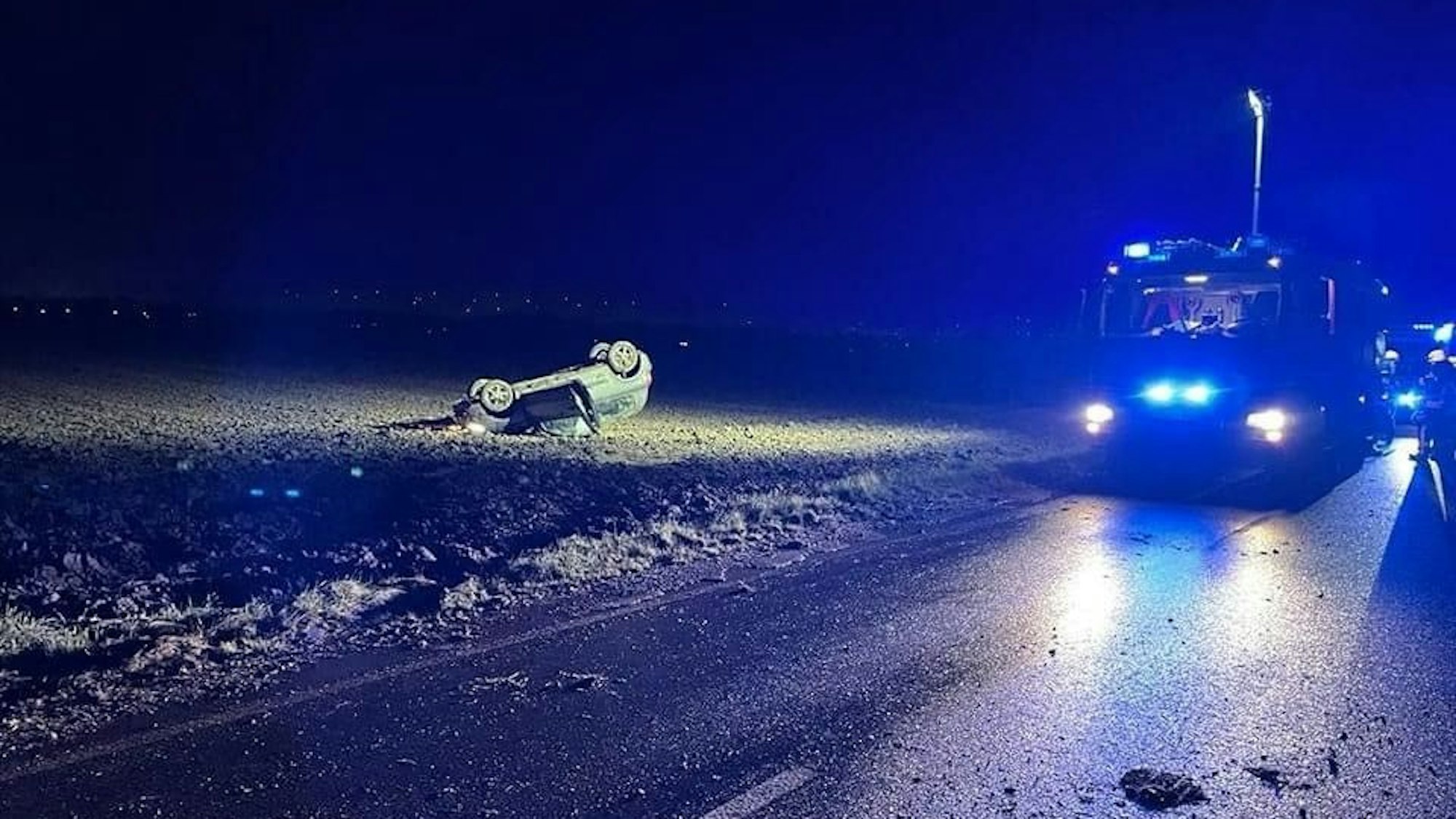 Das Fahrzeug, mit dem der Fahrer verunglückte, kam auf dem Dach zum Stillstand.