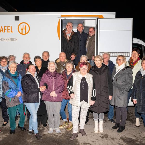 Das Tafel-Team steht vor dem neuen Kühlfahrzeug, das über Spenden finanziert wurde.