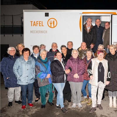 Das Tafel-Team steht vor dem neuen Kühlfahrzeug, das über Spenden finanziert wurde.