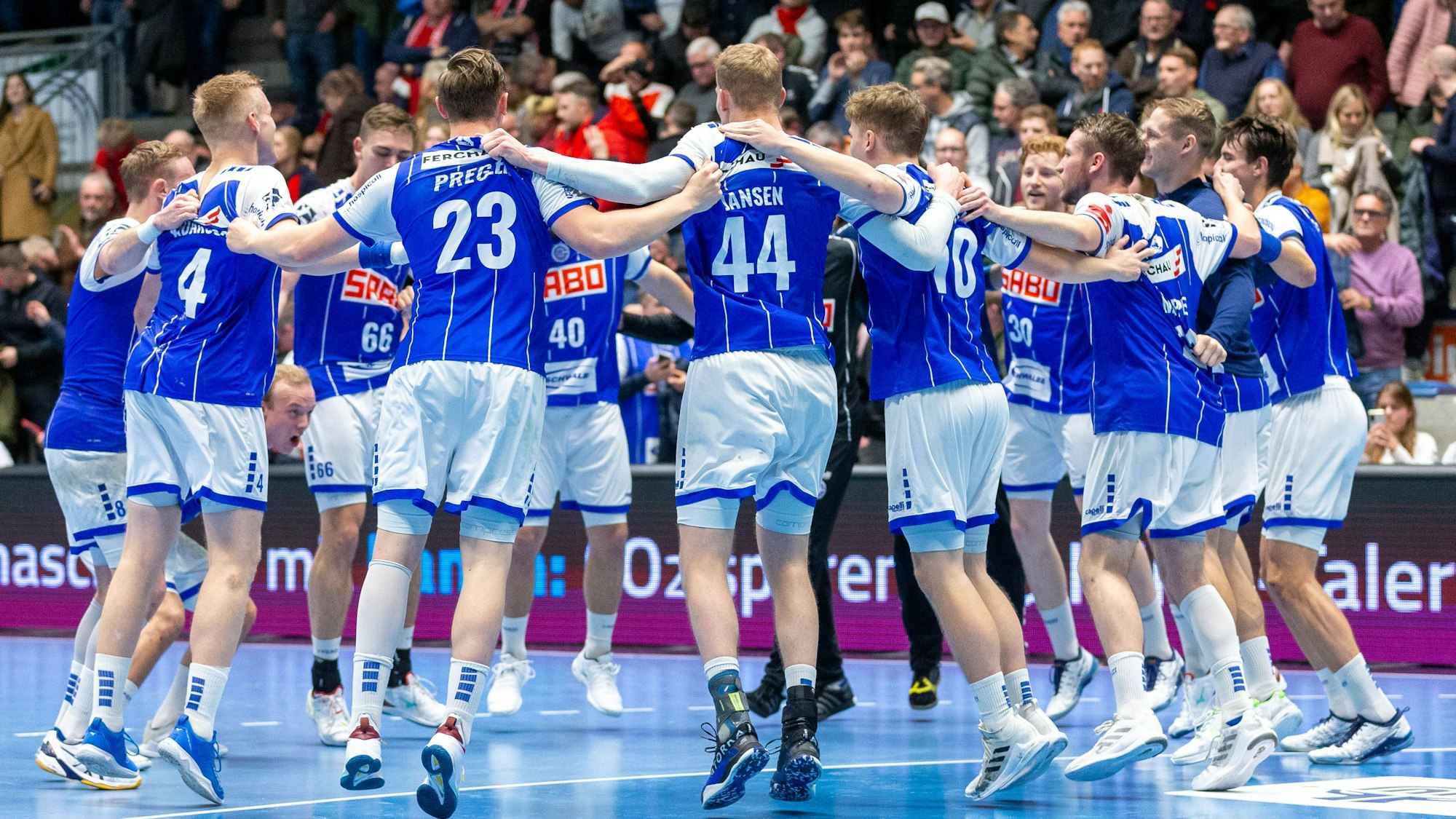 Die Mannschaft des VfL Gummersbach jubelt nach dem Sieg im Pokal-Achtelfinale beim ASV Hamm-Westfalen.