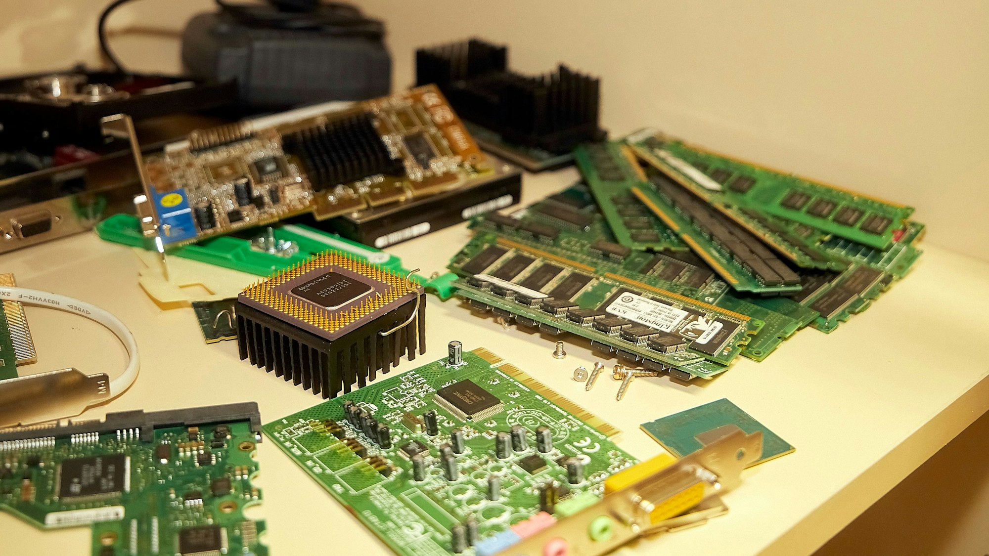 Auf einem Tisch sind die unterschiedlichsten Platinen und Steckbauteile von Computern ausgebreitet.