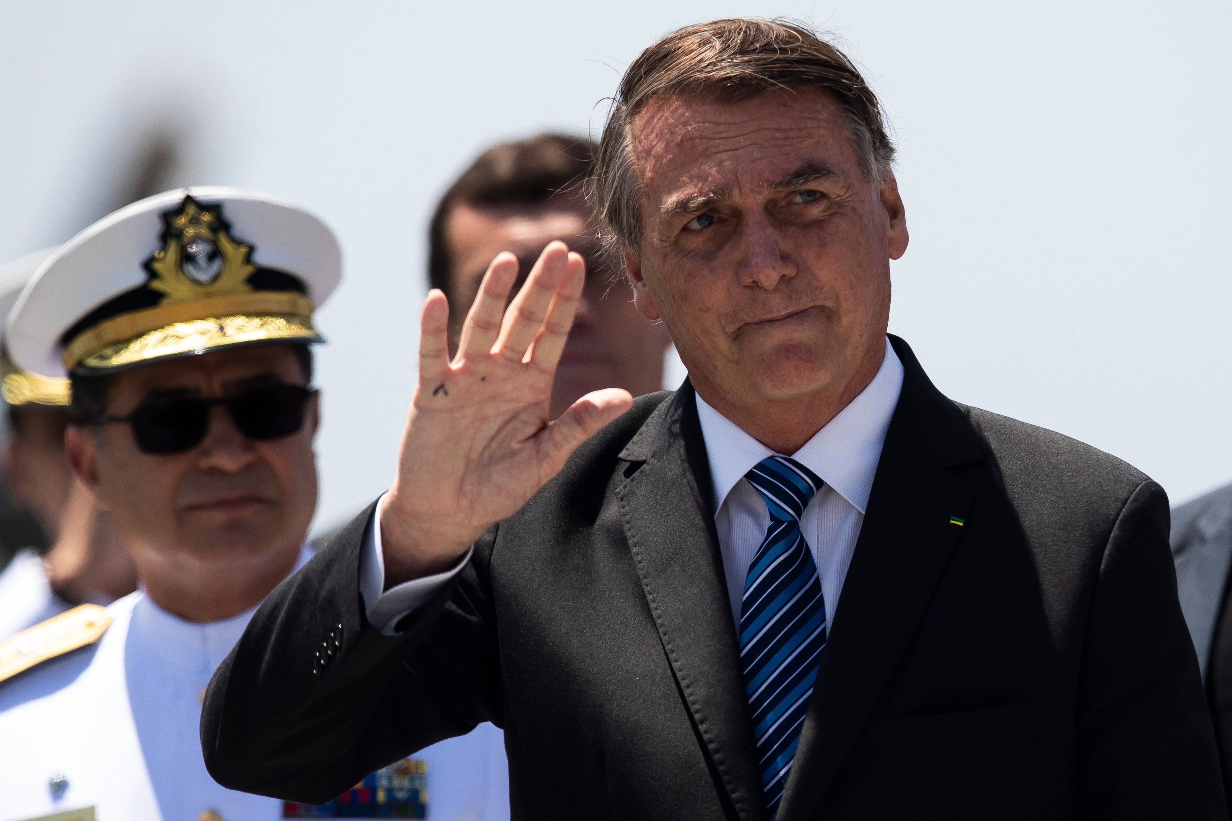 Der brasilianische Präsident Jair Bolsonaro winkt in die Kamera.