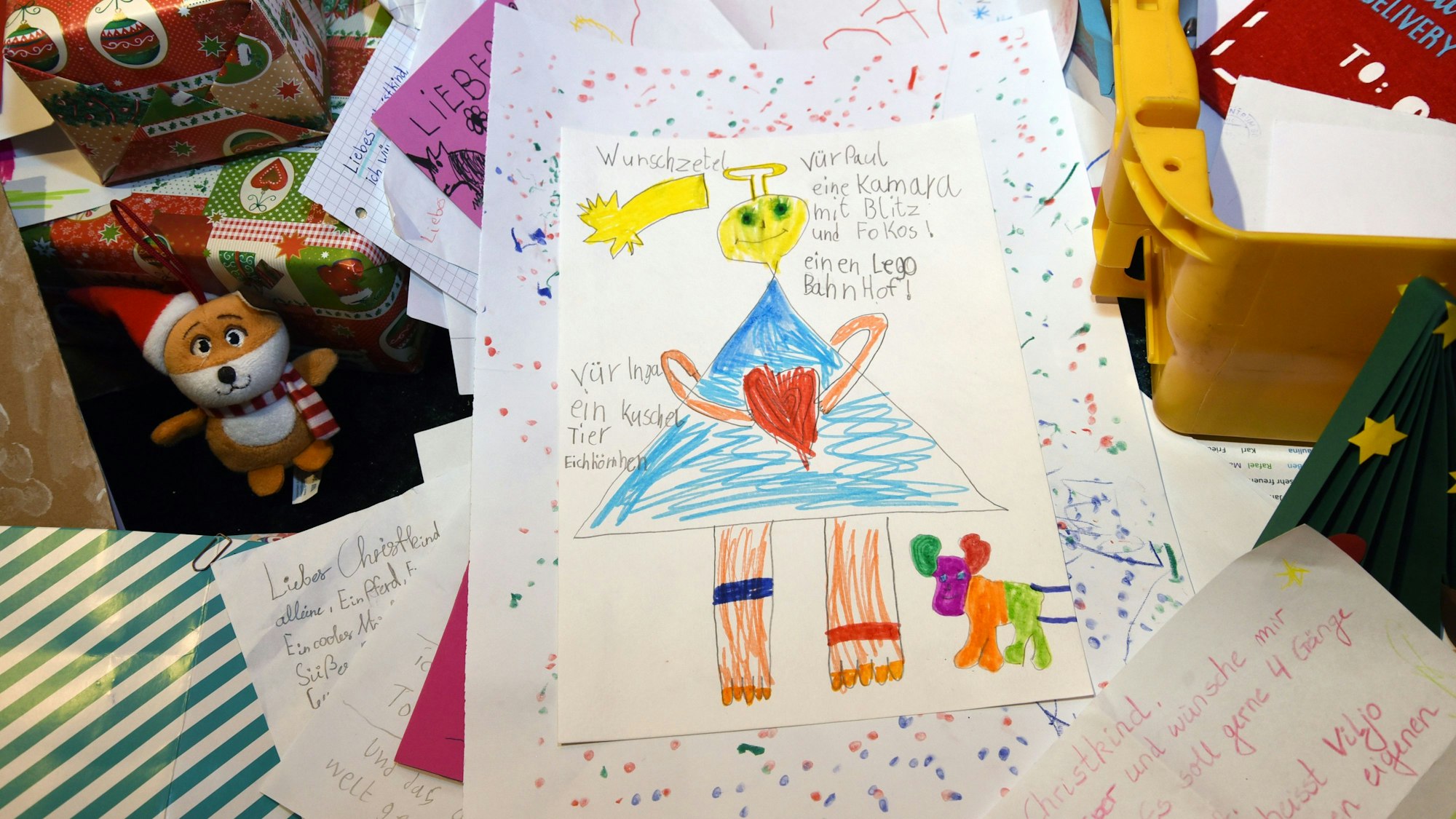Liebevoll gestaltete Wunschzettel im Christkind-Postamt Engelskirchen