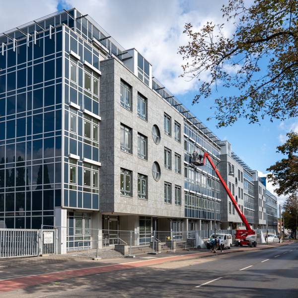 Glasfassade des Gymnasiums zur Straße hin.