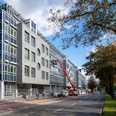 Glasfassade des Gymnasiums zur Straße hin.