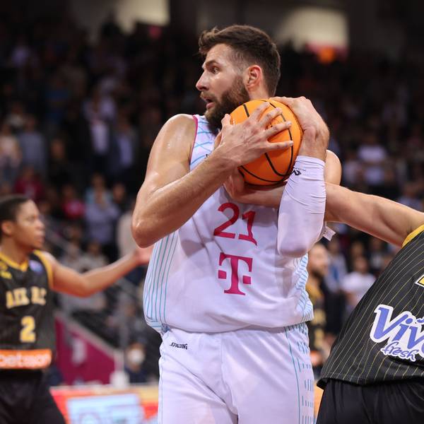 Leon Kratzer hält den Ball fest in der Hand.