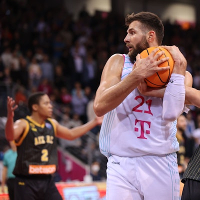 Leon Kratzer hält den Ball fest in der Hand.