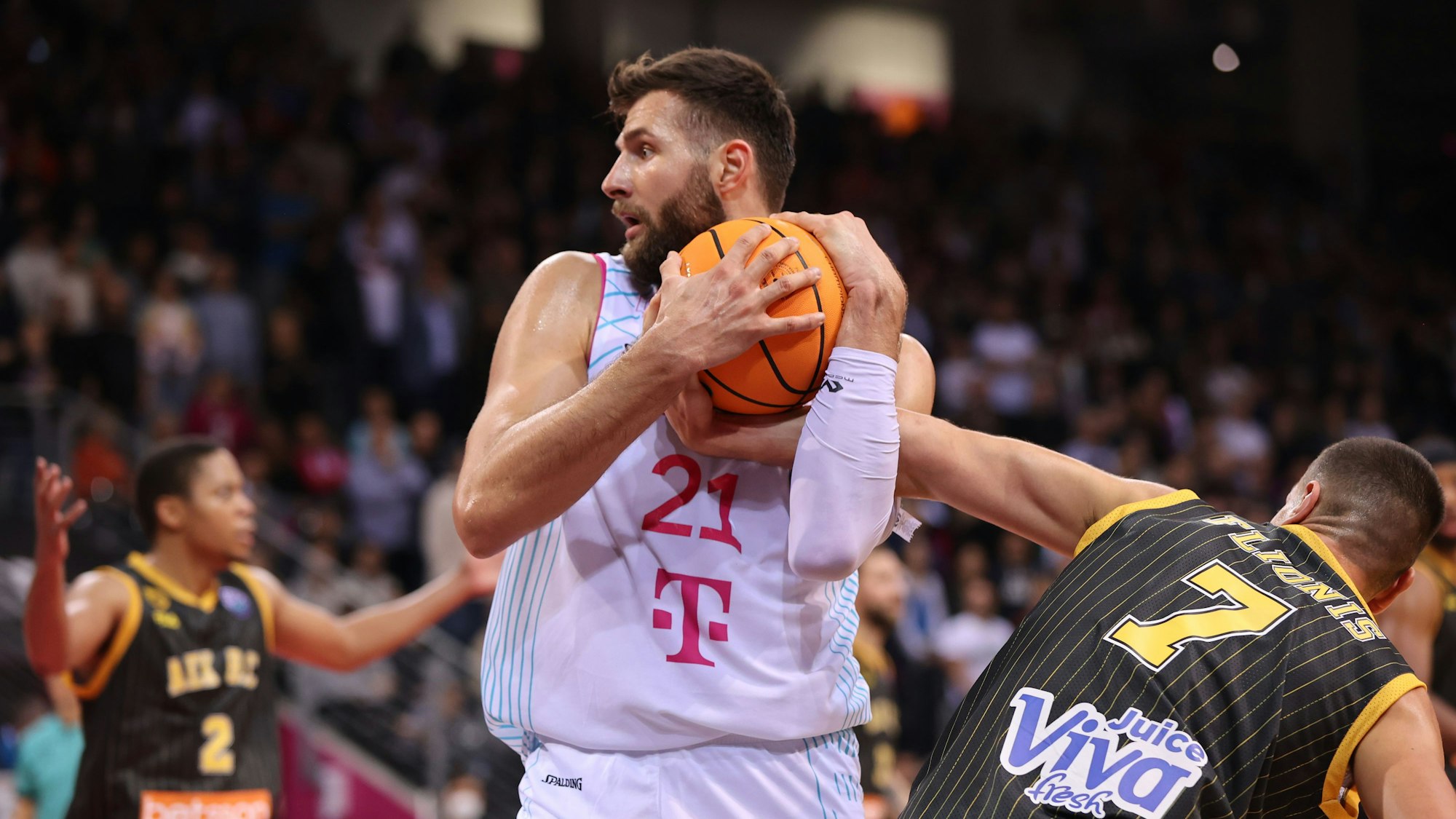 Leon Kratzer hält den Ball fest in der Hand.