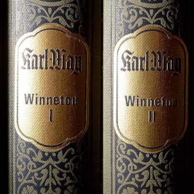 Winnetou-Bücher stehen in einem Regal des Karl-May-Verlags.