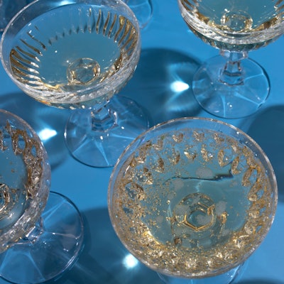 Blick von oben auf Champagnergläser auf einem blauen Hintergrund.