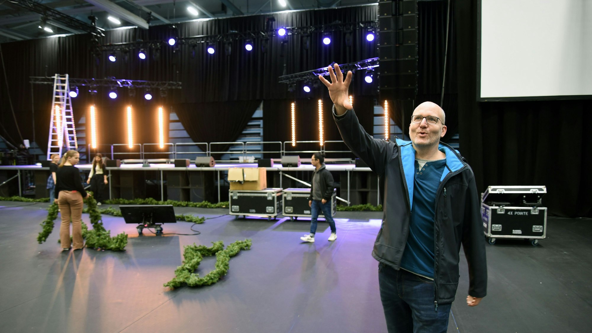 Pastor Simon Joas schuftet und tüftelt in der Schwalbe-Arena für den perfekten Gottesdienst.