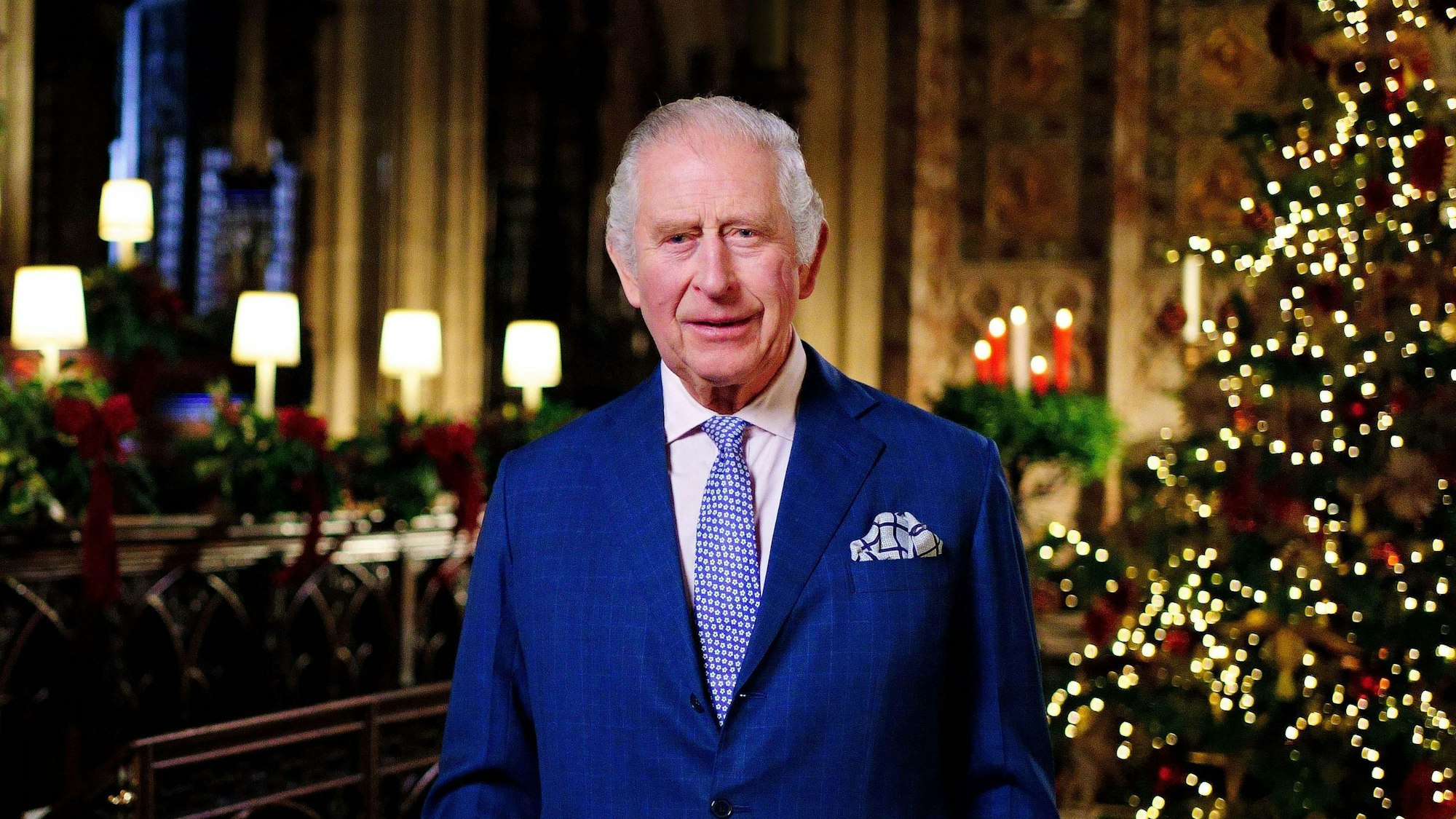 Bisher unveröffentlichtes Foto vom 13.12.22 zeigt König Charles III. während der Aufzeichnung seiner ersten Weihnachtsansprache im Chor der St.-Georges-Kapelle auf Schloss Windsor.
