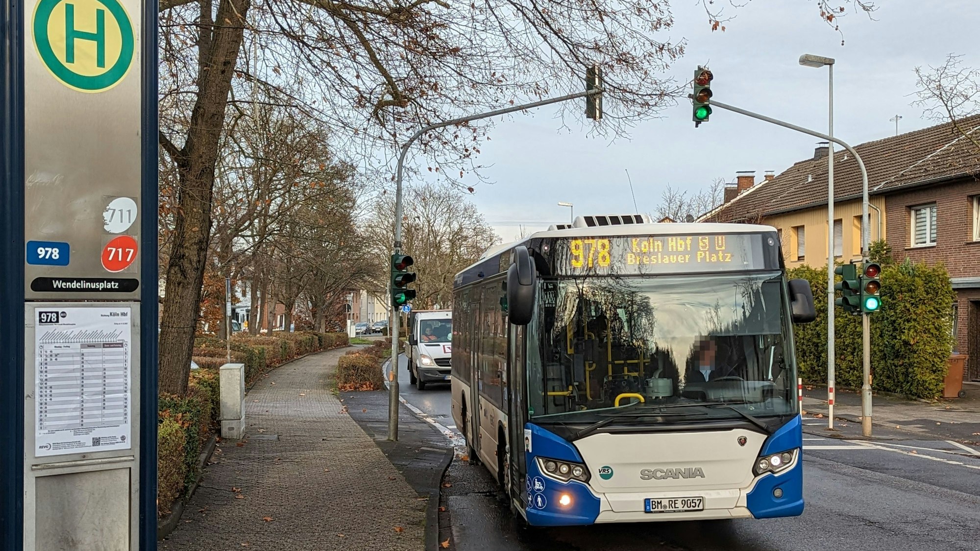 Das Foto zeigt einen Bus beim Anfahren einer Haltestelle.