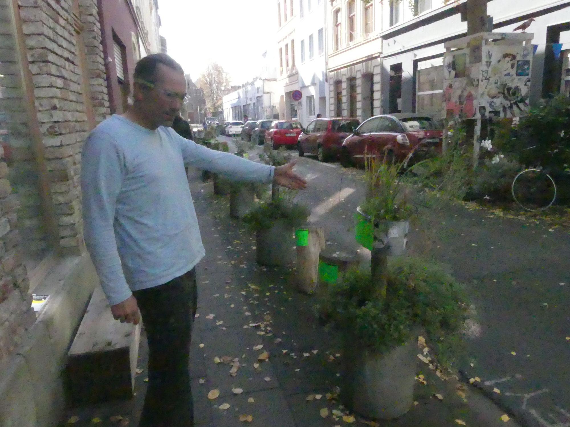 Im Hintergrund geparkte Autos.
