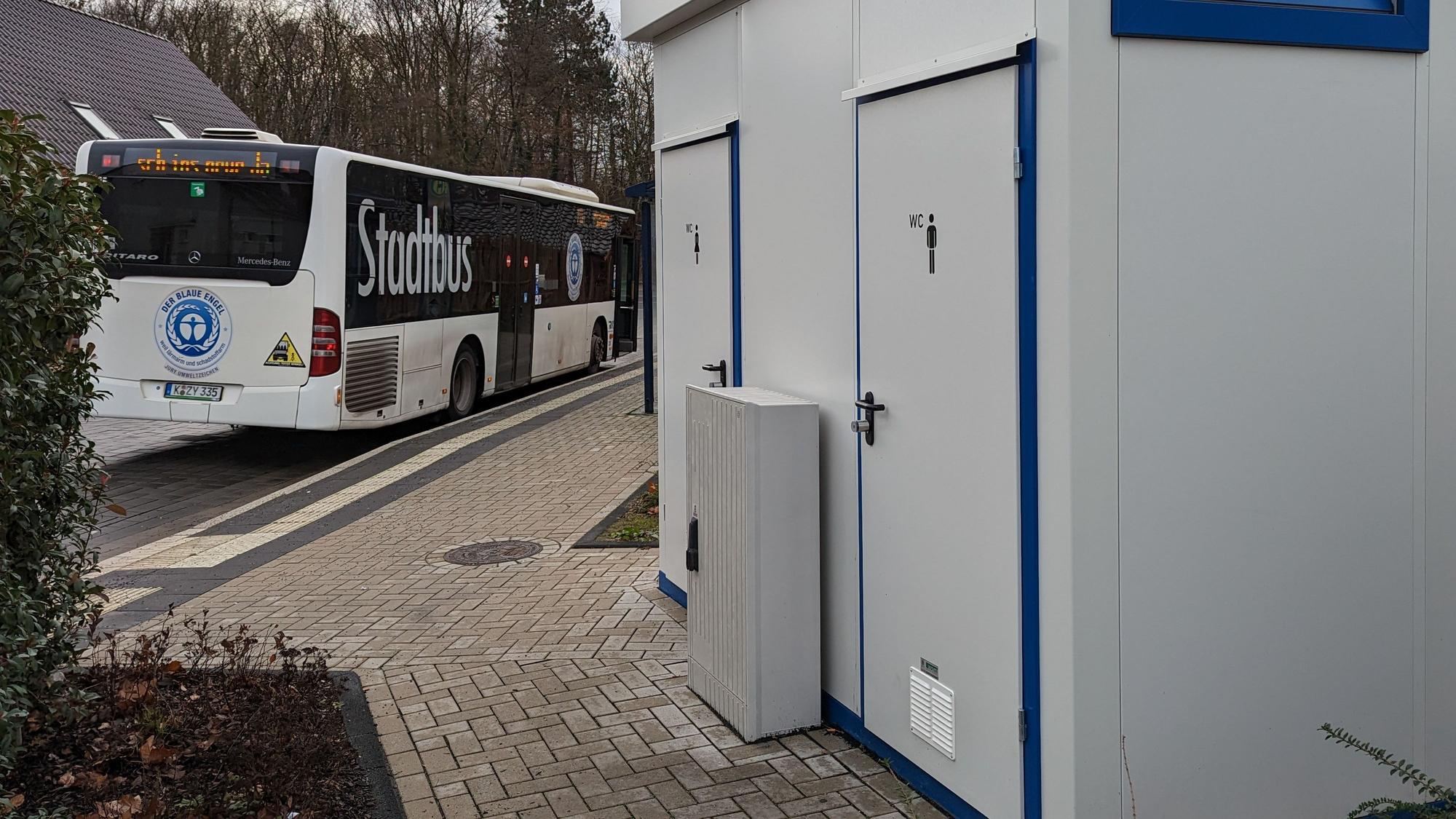 Ein Toilettenhäuschen an der Eifelstraße.