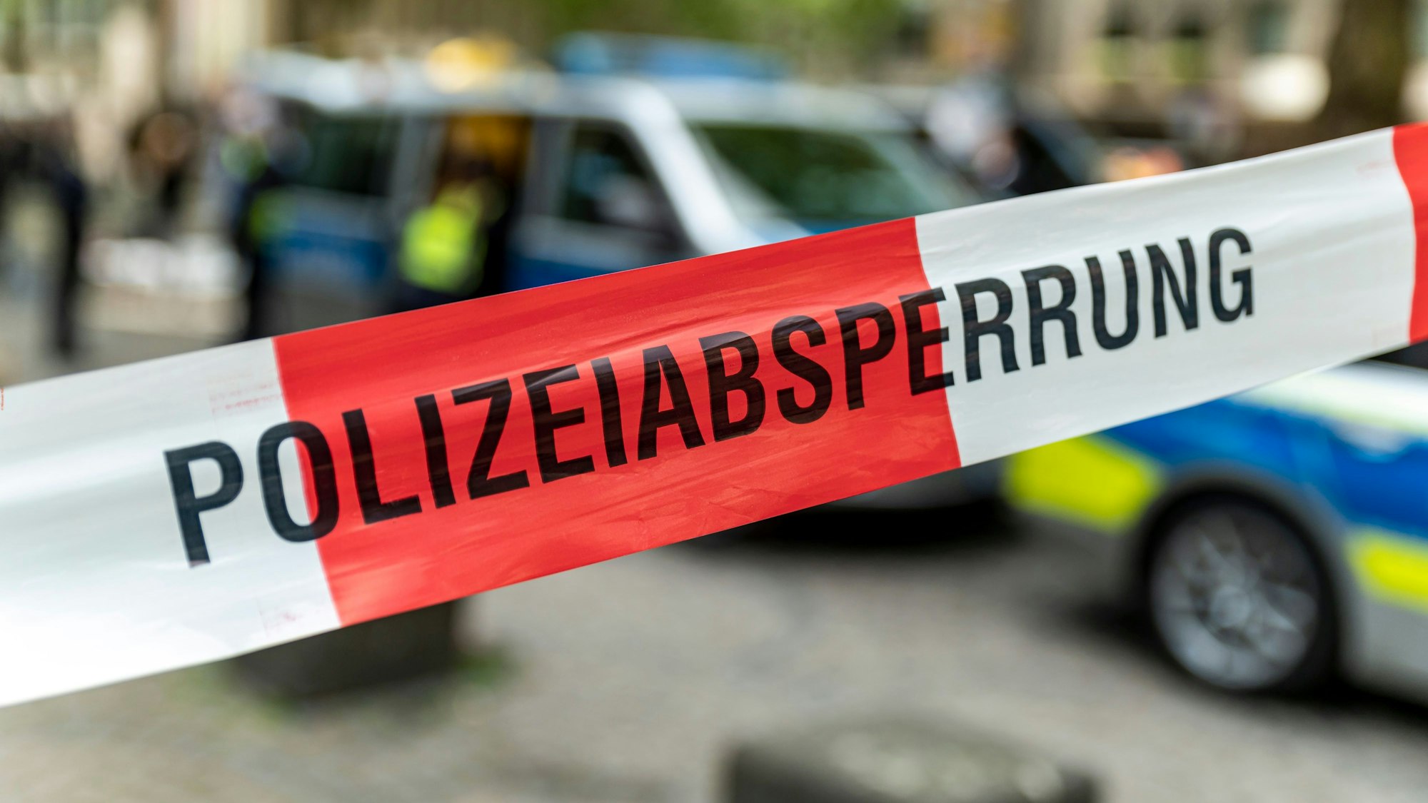 In Köln-Müngersdorf ist eine Weltkriegsbombe gefunden worden (Symbolbild einer Polizeiabsperrung).