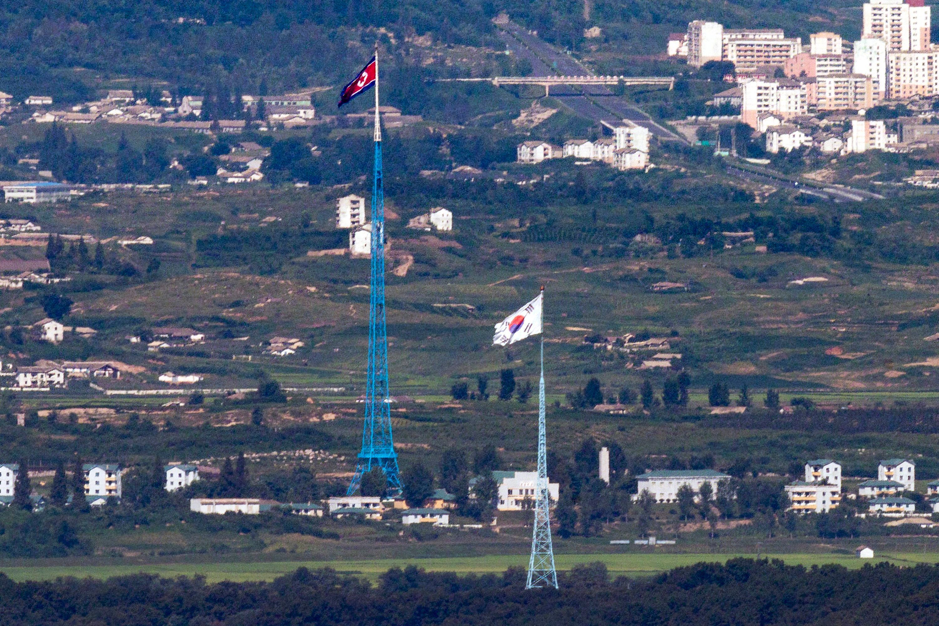 Die Flaggen von Nordkorea (hinten) und Südkorea (vorn) im Grenzgebiet flattern im im Wind.