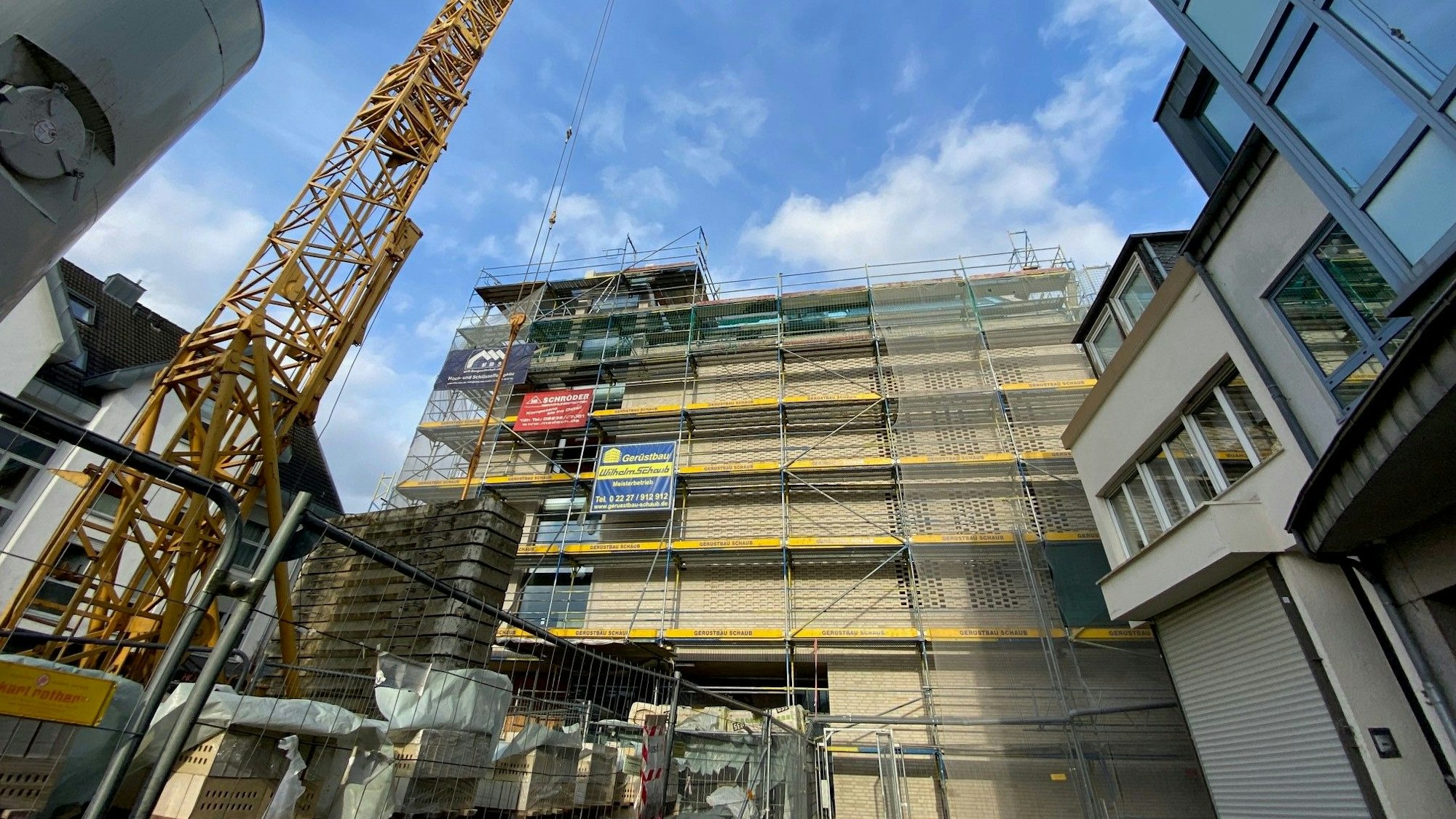 Blick auf die Baustelle am Brühler Rathaus
