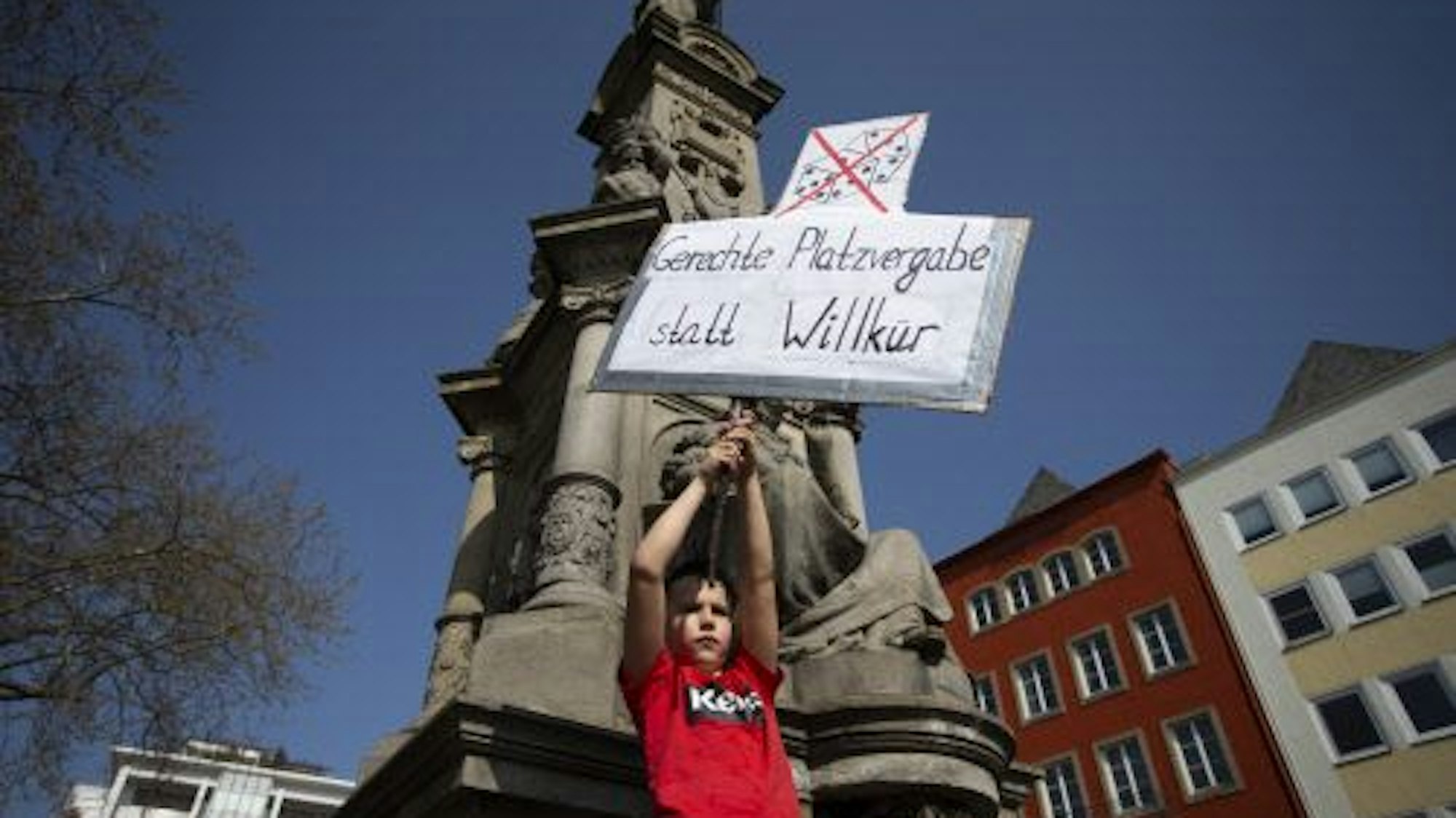Ein Kind protestiert gegen das Verfahren bei der Vergabe von Schulplätzen auf Gesamtschulen und Gymnasien in Köln.