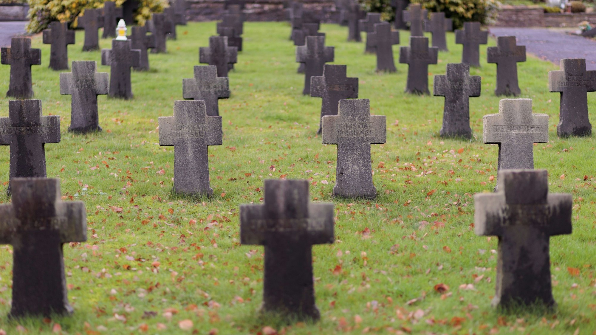 Steinkreuze auf einem Friedhof.