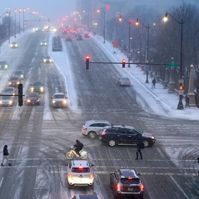 Fußgänger gehen über glatte Straßen. Ein arktisches Sturmtief bringt über die Weihnachtstage drastische Temperaturstürze und extreme Kälte in die USA.