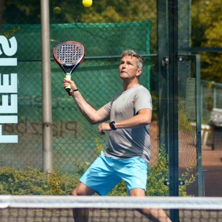 Mit dem Schläger in der Hand visiert Henrik Beuning den Spielball an.