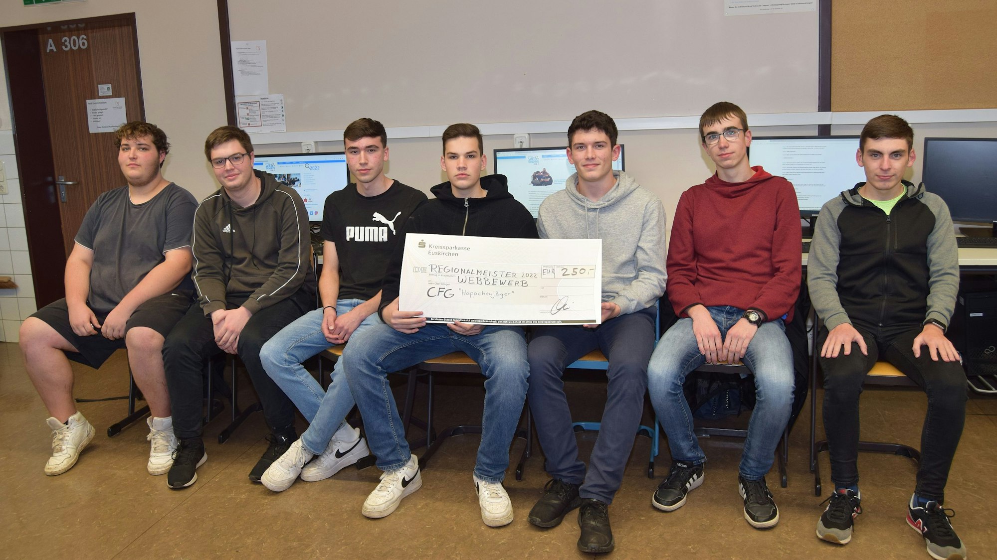 Das Siegerteam der Schleidener Clara-Fey-Schule mit dem Preisgeldscheck. Rundschau-Webbewerb.