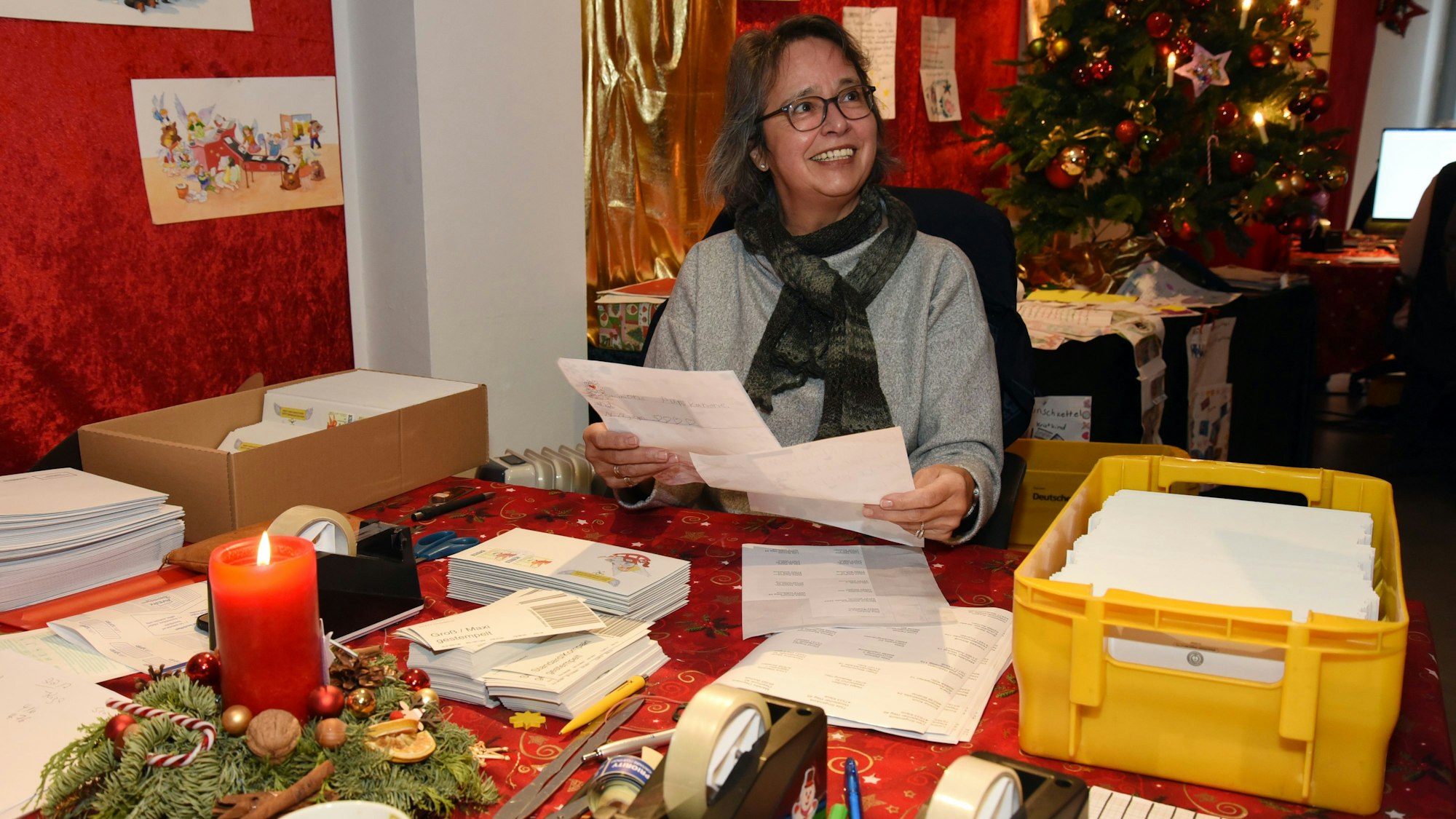 Eine Helferin im Weihnachtspostamt Engelskirchen.