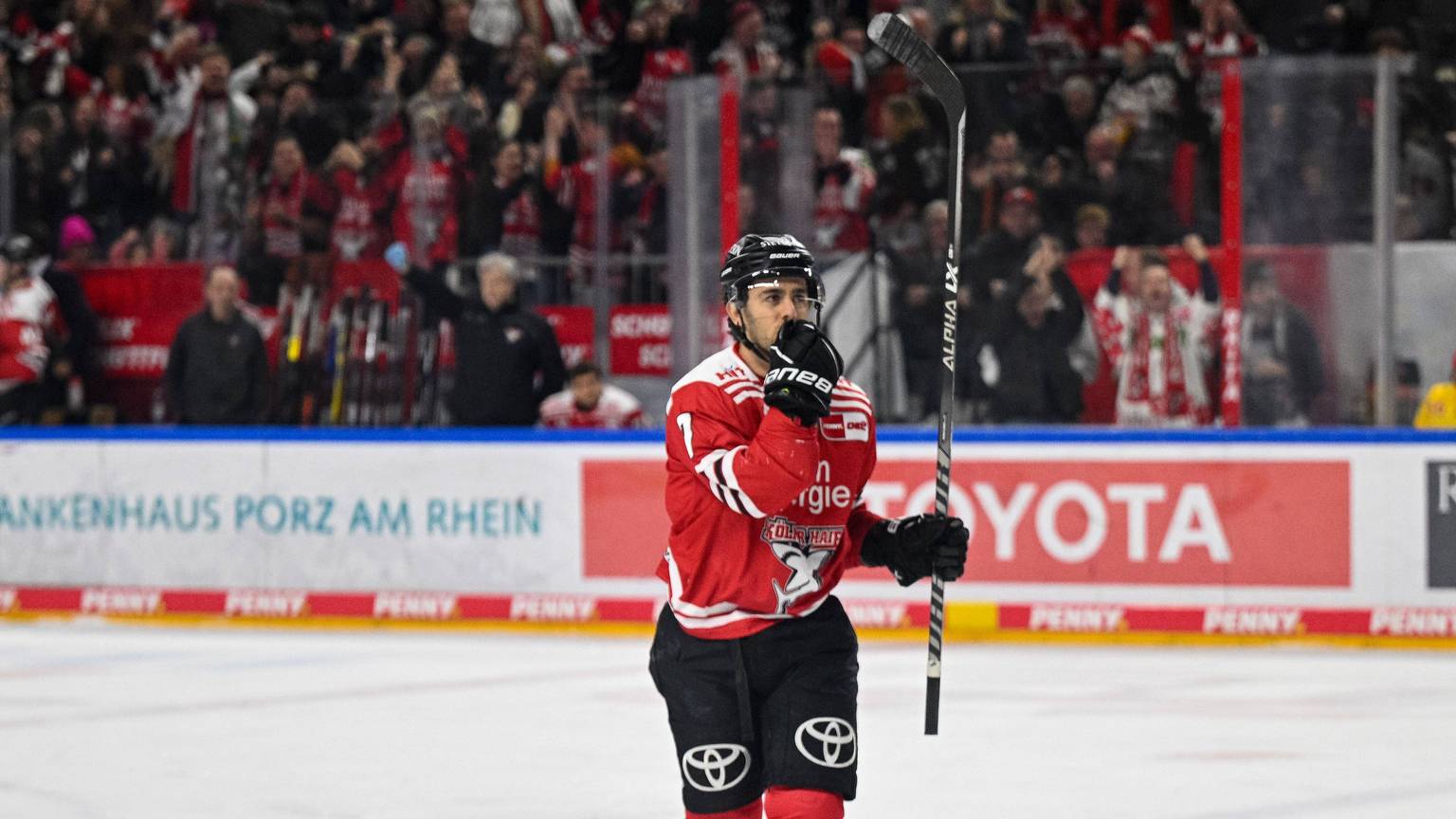 Nick Bailen jubelt nach einem Tor auf dem Eis.