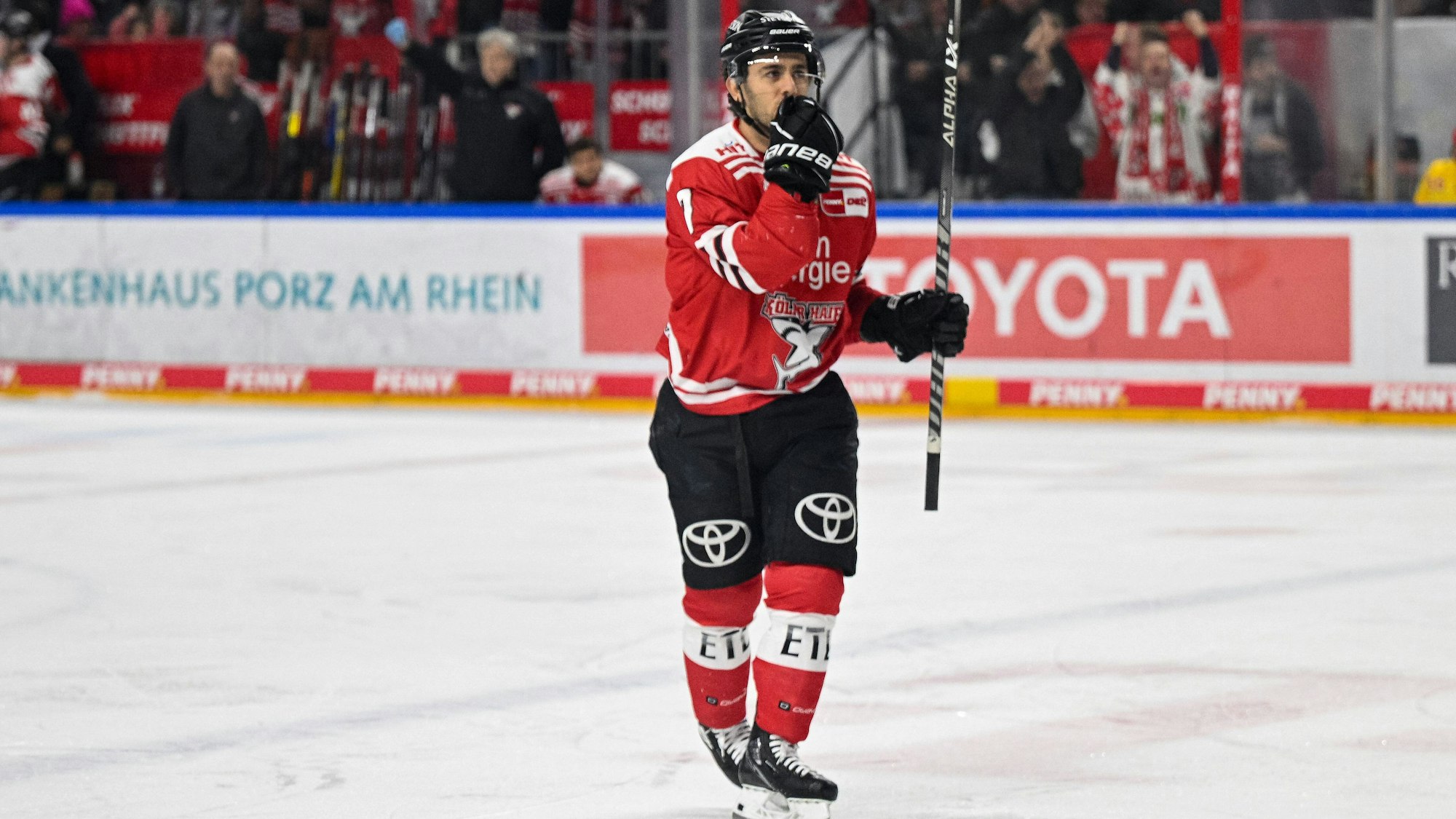 Nick Bailen jubelt nach einem Tor auf dem Eis.