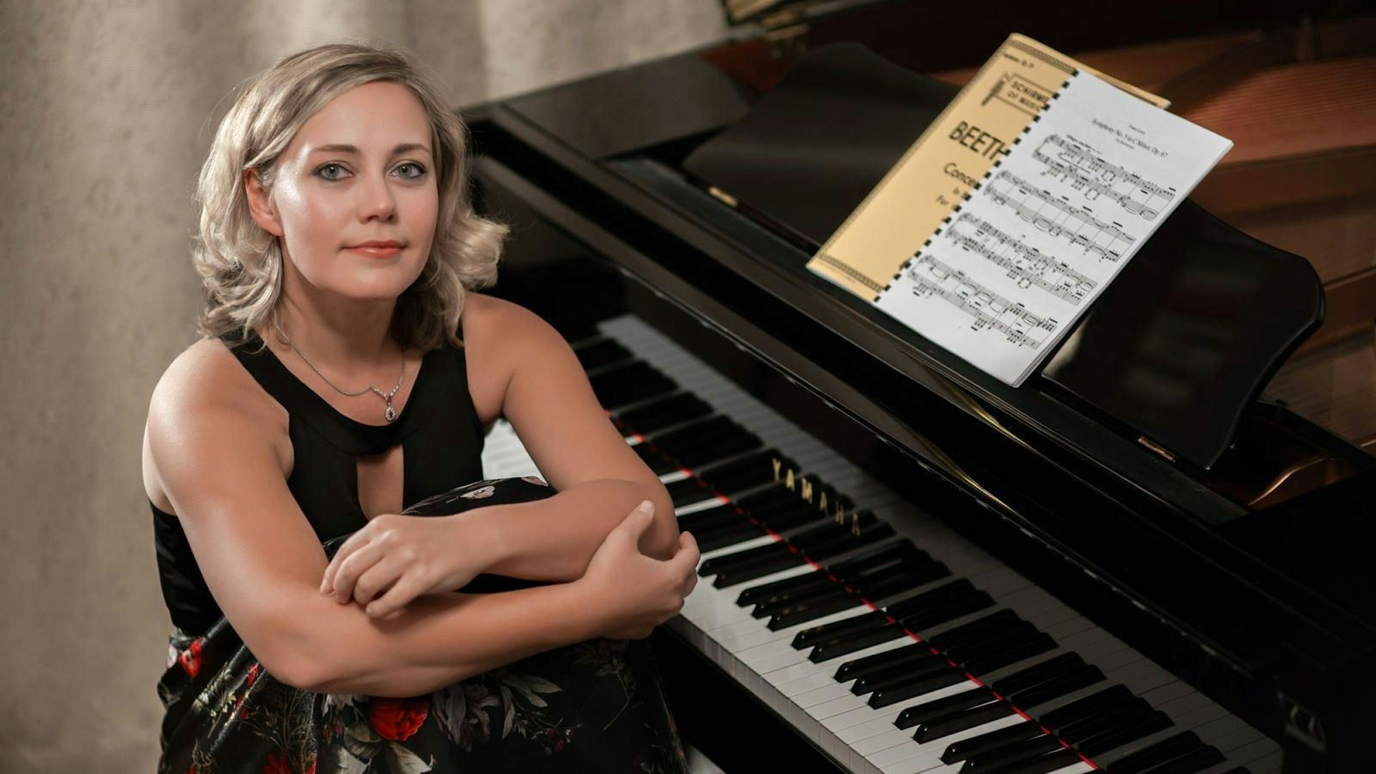 Pianistin Violina Petrychenko am Klavier.