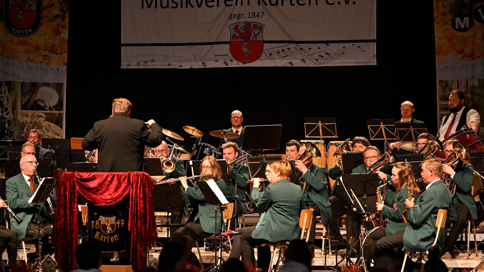 Das Foto zeigt die Musiker des Musikvereins Kürten bei ihrem Herbstkonzert im Oktober 2022 in der Kürtener Sülztalhalle.