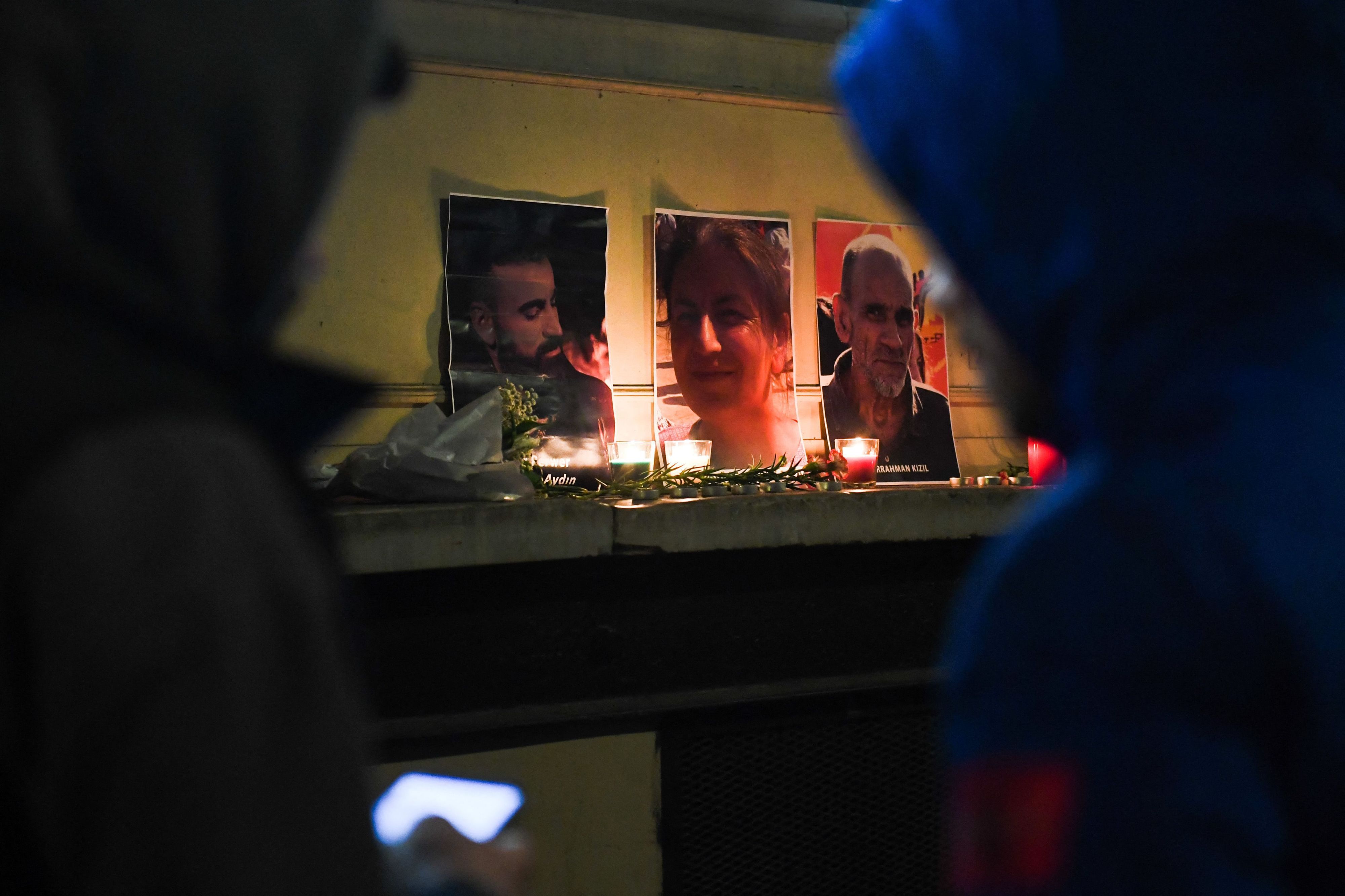 Bilder der in Paris erschossenen Menschen Mir Perwerin (l.), Emine Kara und Abdurrahman Kizil stehen am Tatort.