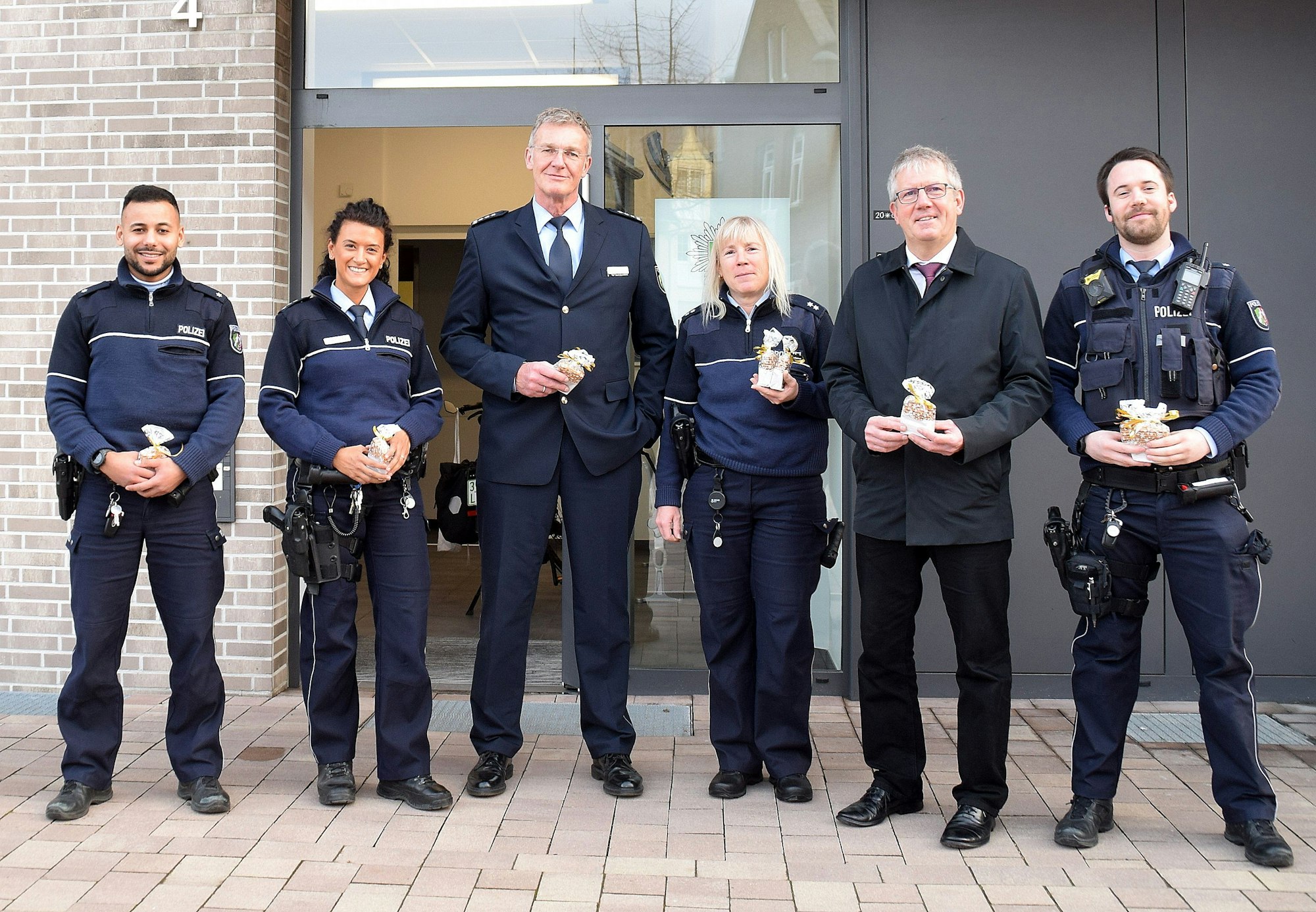 Die Einsatzkräfte stehen nebeneinander in Uniform, in der Mitte der Bürgermeister.