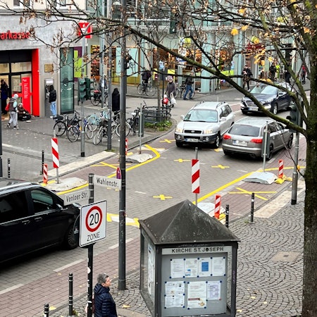Der Verkehrsversuch auf der Venloer Straße brachte dem Ratsbündnis viel Kritik ein.