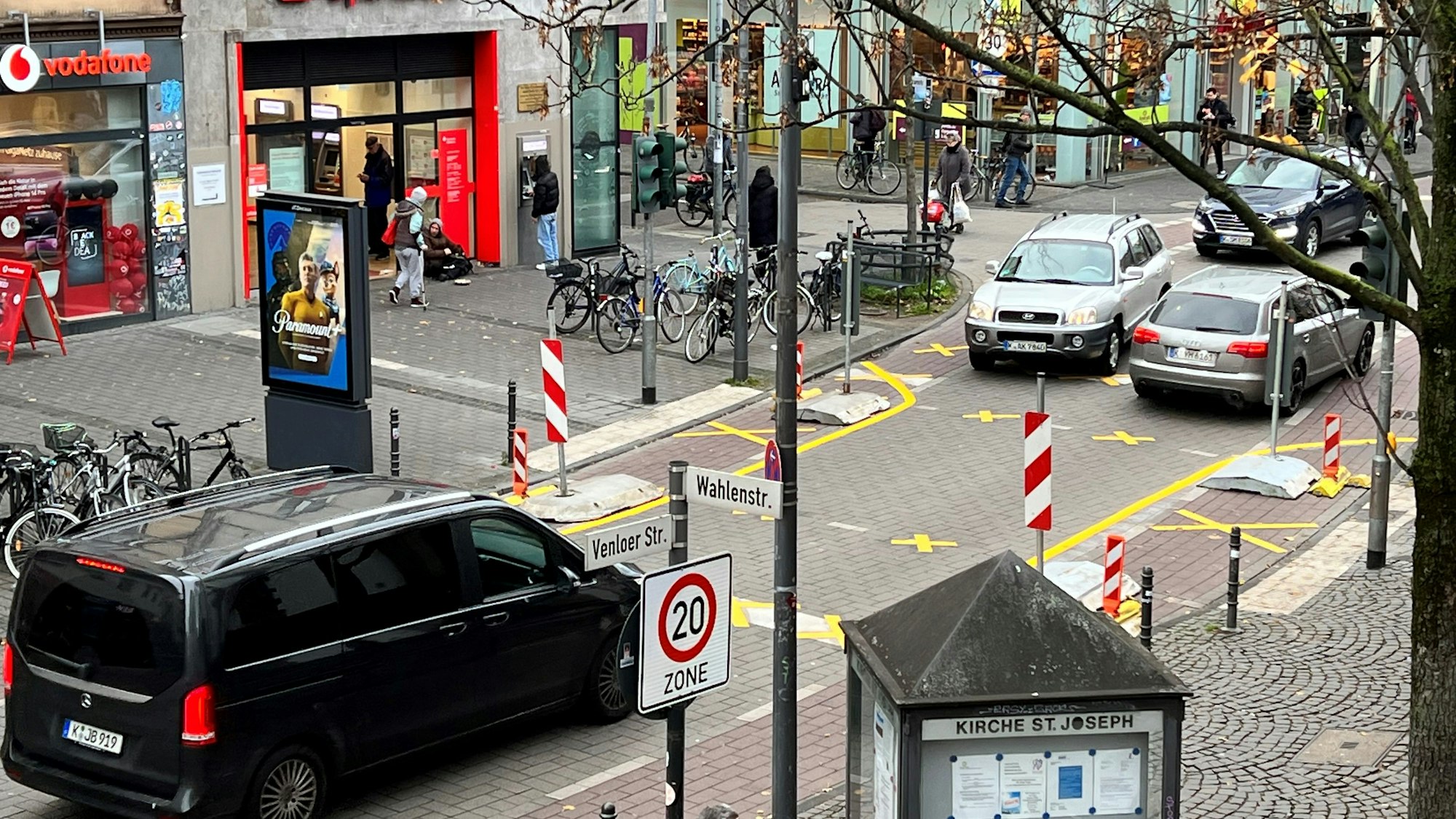 Autos stehen auf der Venloer Straße, die verschiedene Markierungen trägt.