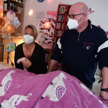 Die schwerbehinderte Julia Sievernich liegt im Pflegebett und ist rund um die Uhr auf Betreuung angewiesen.