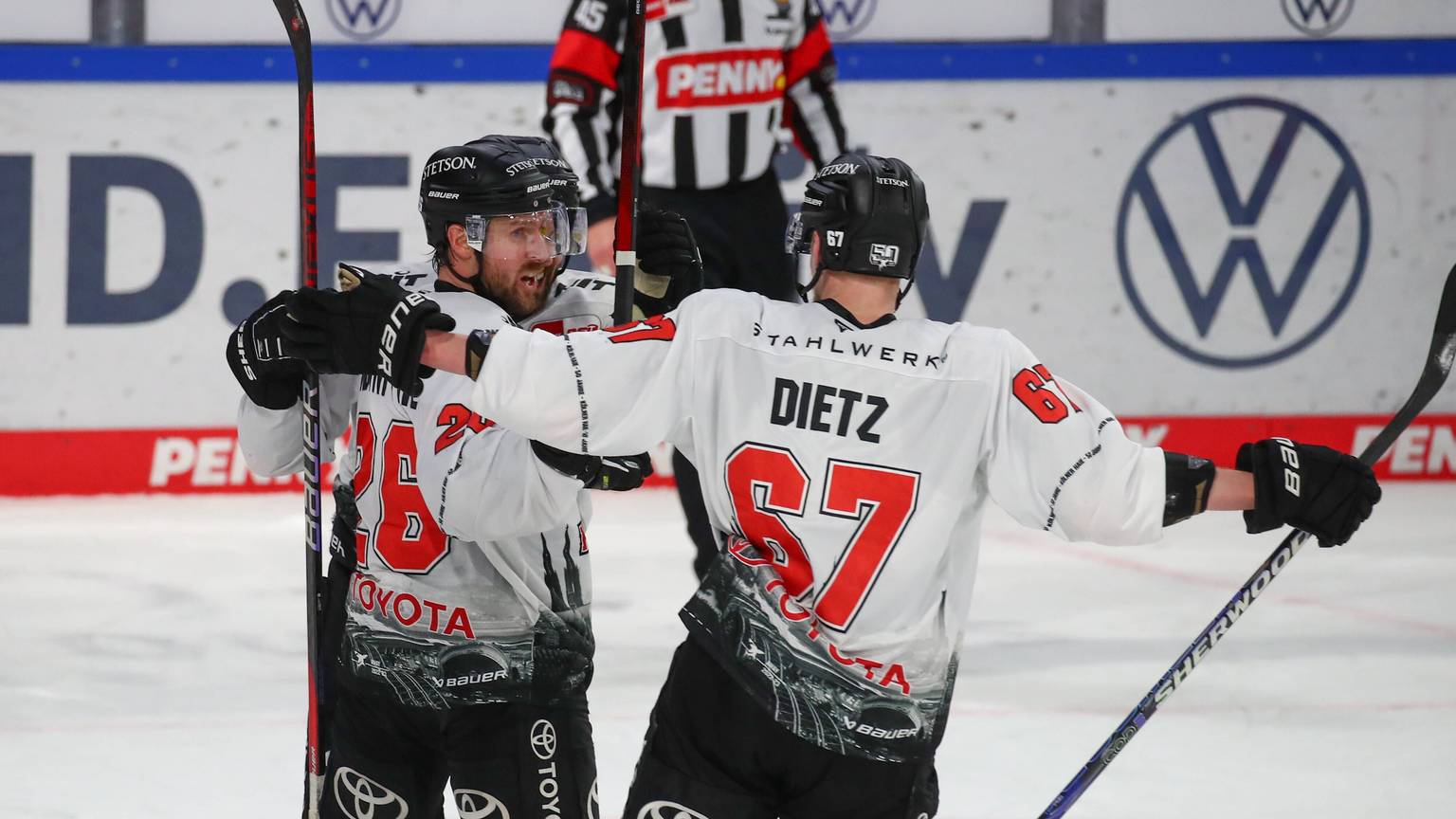 26.12.2022, xgox, Eishockey - Penny DEL, Grizzlys Wolfsburg - Koelner Haie emspor, v.l. Jubel nach dem 3:3 durch Davon McIntyre Koeln, 26 Wolfsburg