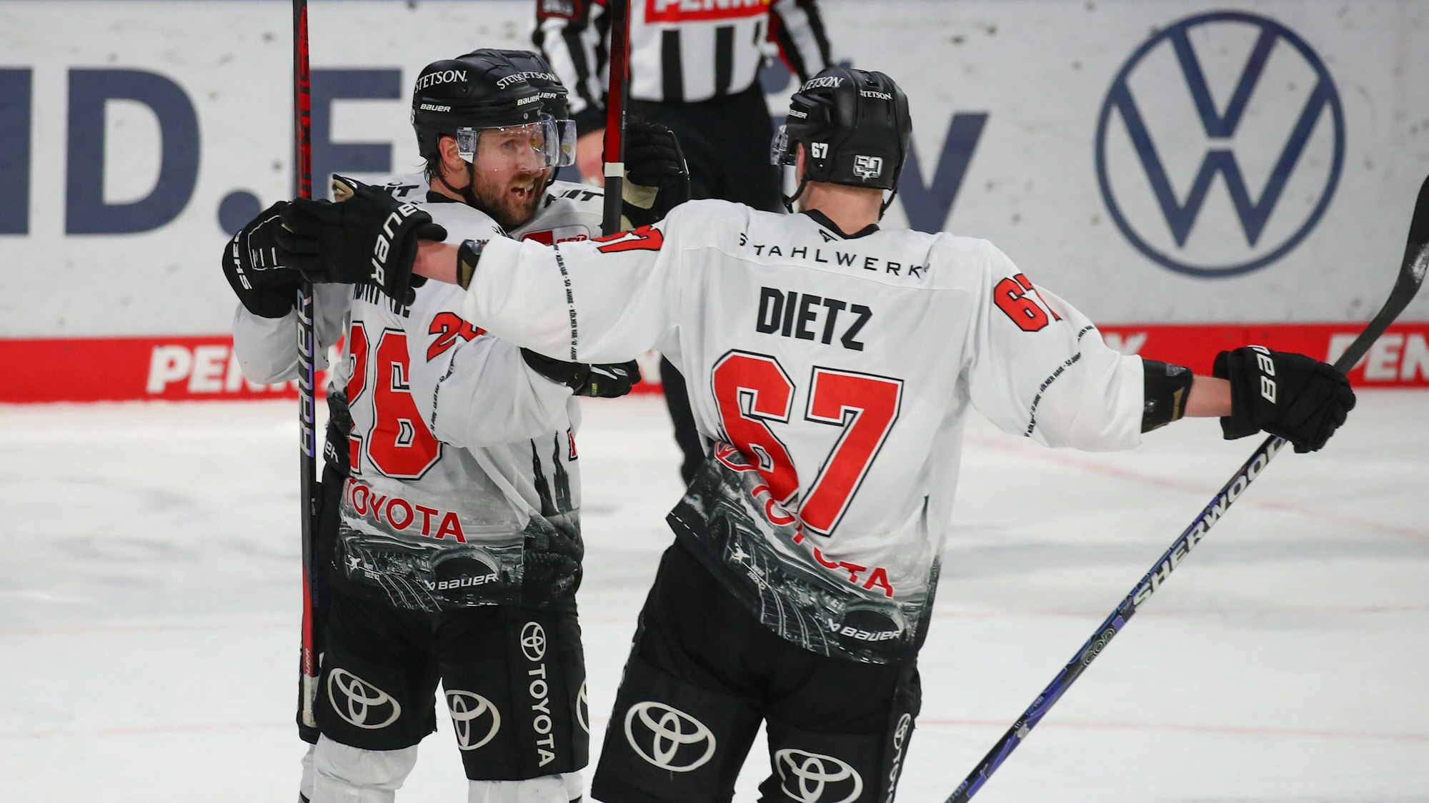 26.12.2022, xgox, Eishockey - Penny DEL, Grizzlys Wolfsburg - Koelner Haie emspor, v.l. Jubel nach dem 3:3 durch Davon McIntyre Koeln, 26 Wolfsburg