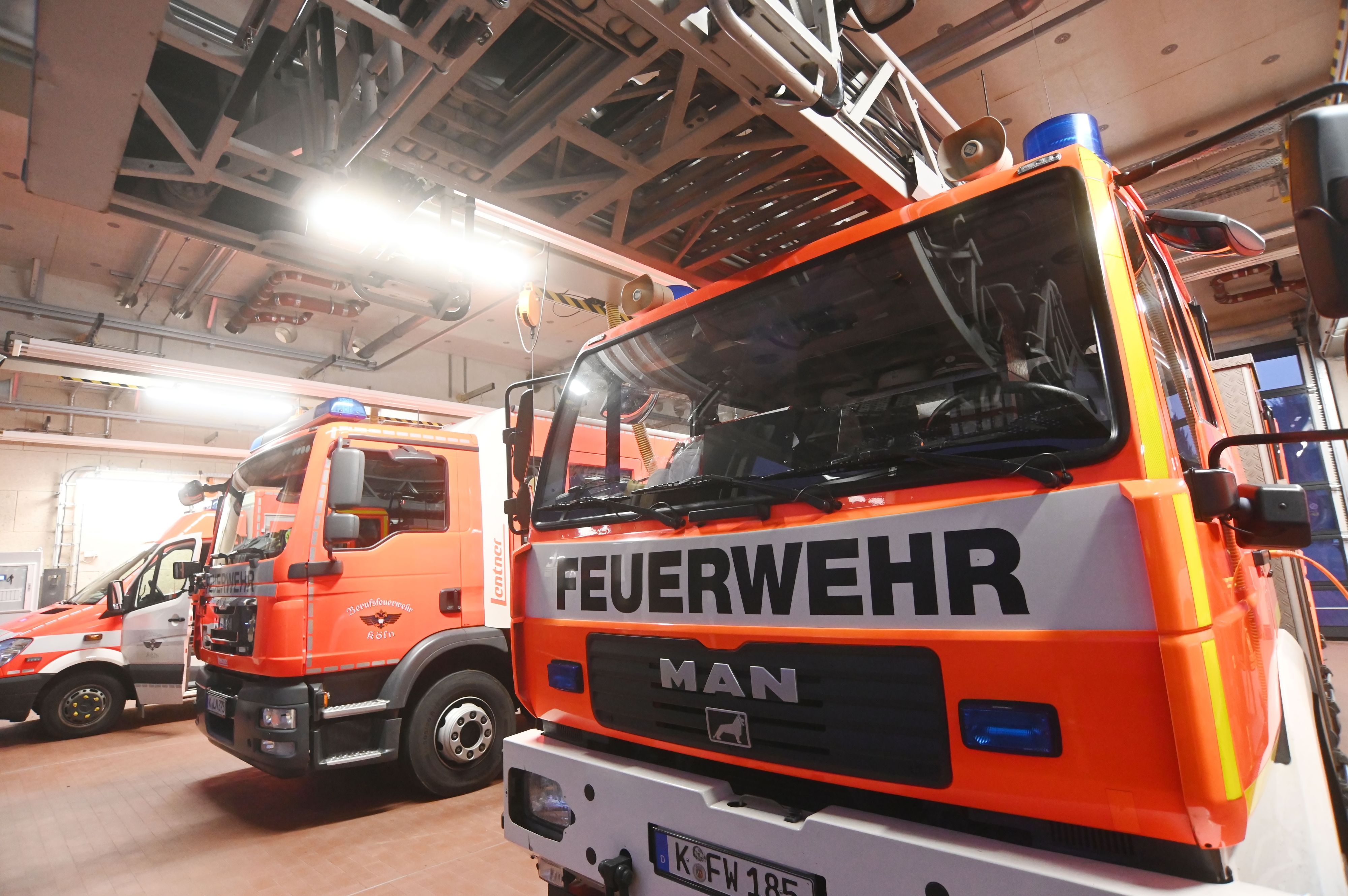Fahrzeuge der Kölner Feuerwehr stehen in einer Garage.