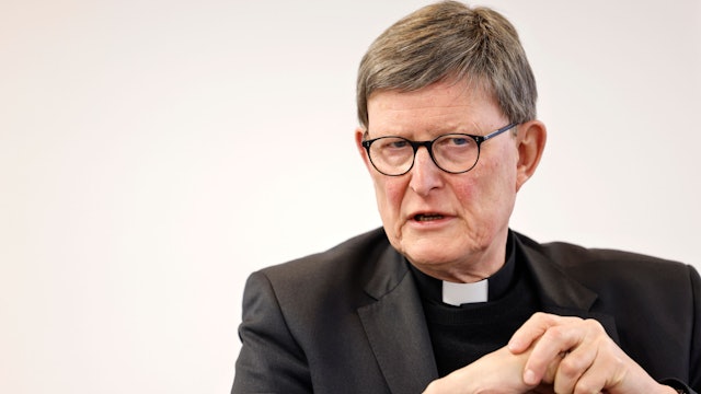 Kardinal Rainer Maria Woelki mit verschränkten Händen.