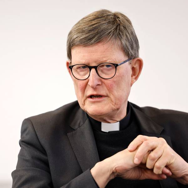 Kardinal Rainer Maria Woelki mit verschränkten Händen.