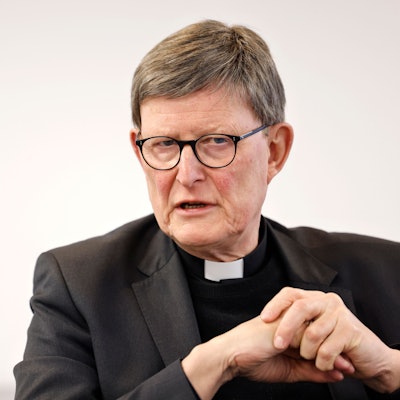 Kardinal Rainer Maria Woelki mit verschränkten Händen.