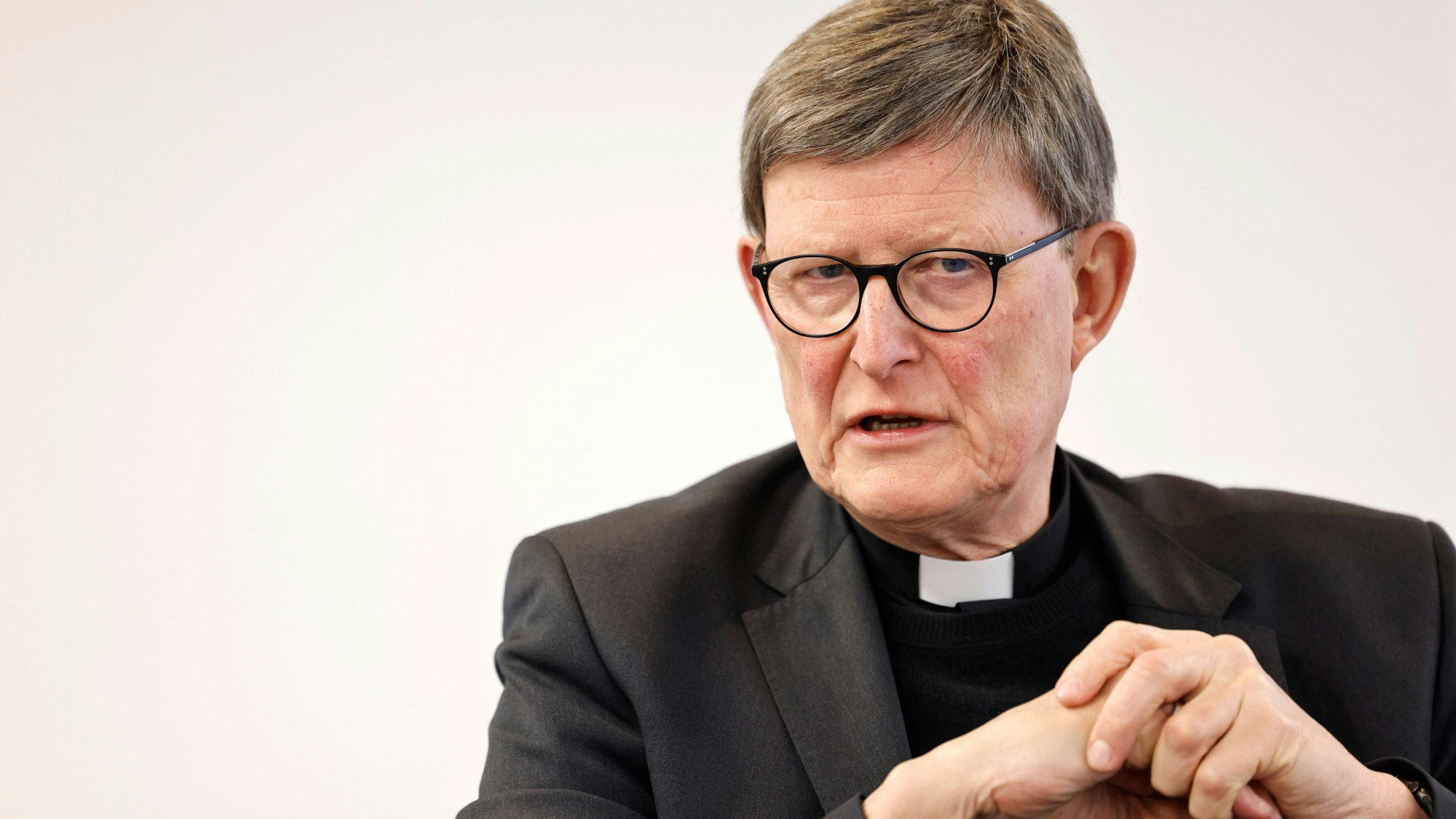 Kardinal Rainer Maria Woelki mit verschränkten Händen.